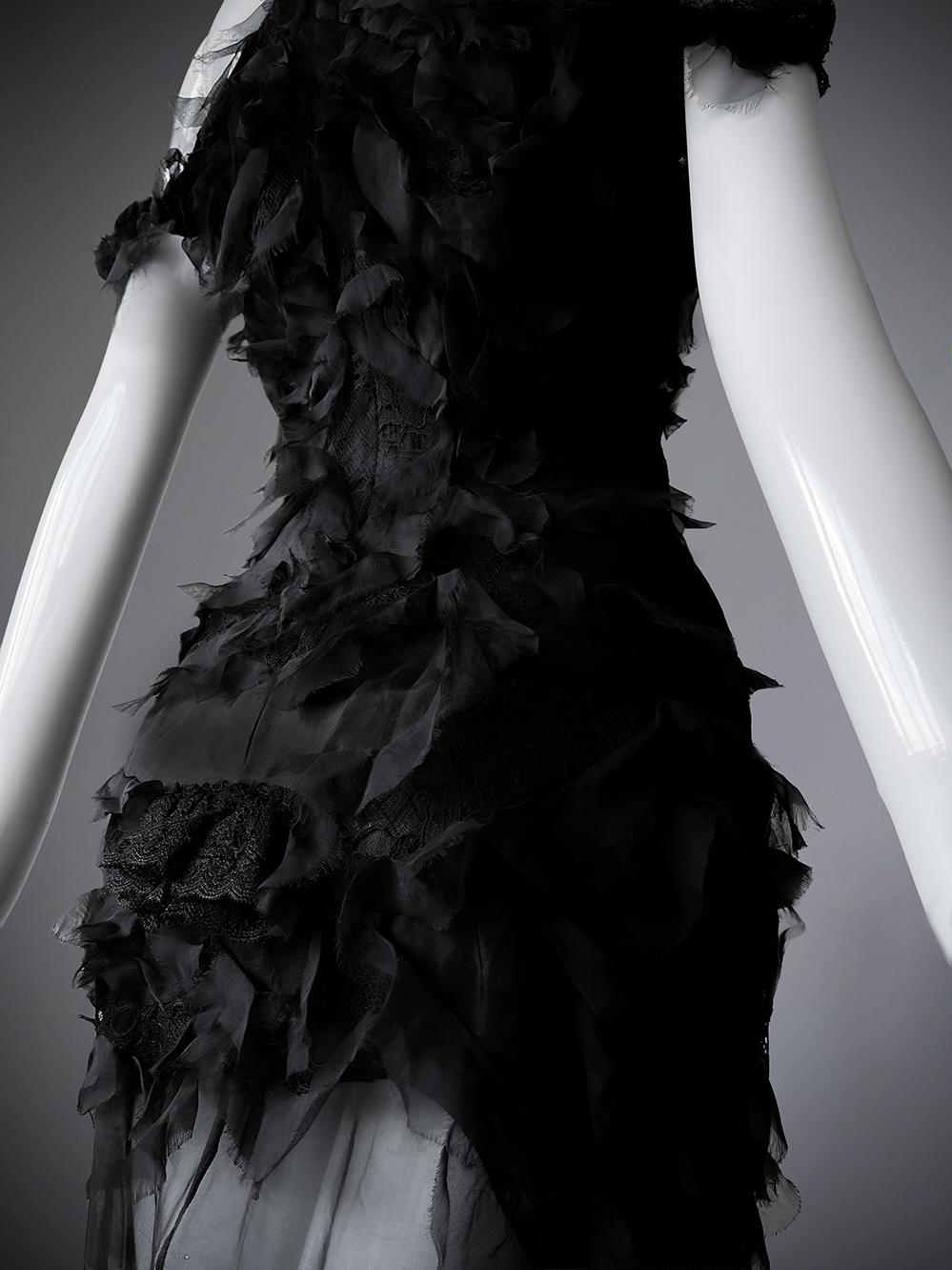 Spectacular Alexander McQueen Runway Gown Black Silk Lace Dress en vente 4