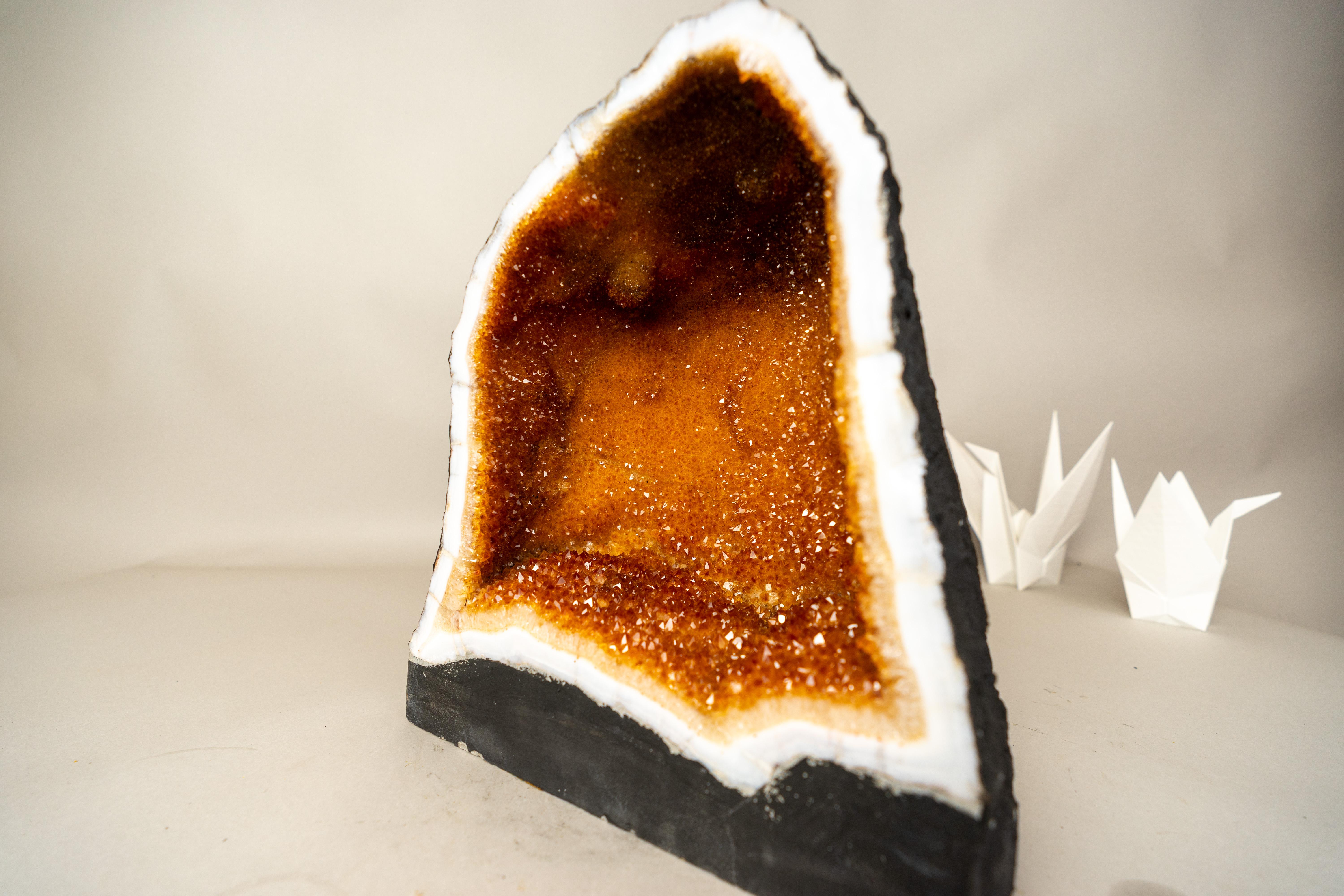 All-Natural Golden Orange Citrin Geode Cave - Seltene, einzigartige Merkmale in einem atemberaubenden Exemplar

▫️ Beschreibung

Mit einer seltenen Kombination aus besonderen Merkmalen und wunderschöner Ästhetik ist diese rein natürliche
