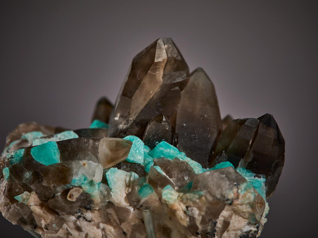 Cristaux spectaculaires d'amazonite et de quartz fumé en vente 4