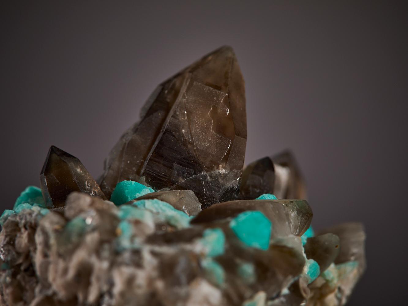 Cristaux spectaculaires d'amazonite et de quartz fumé en vente 5