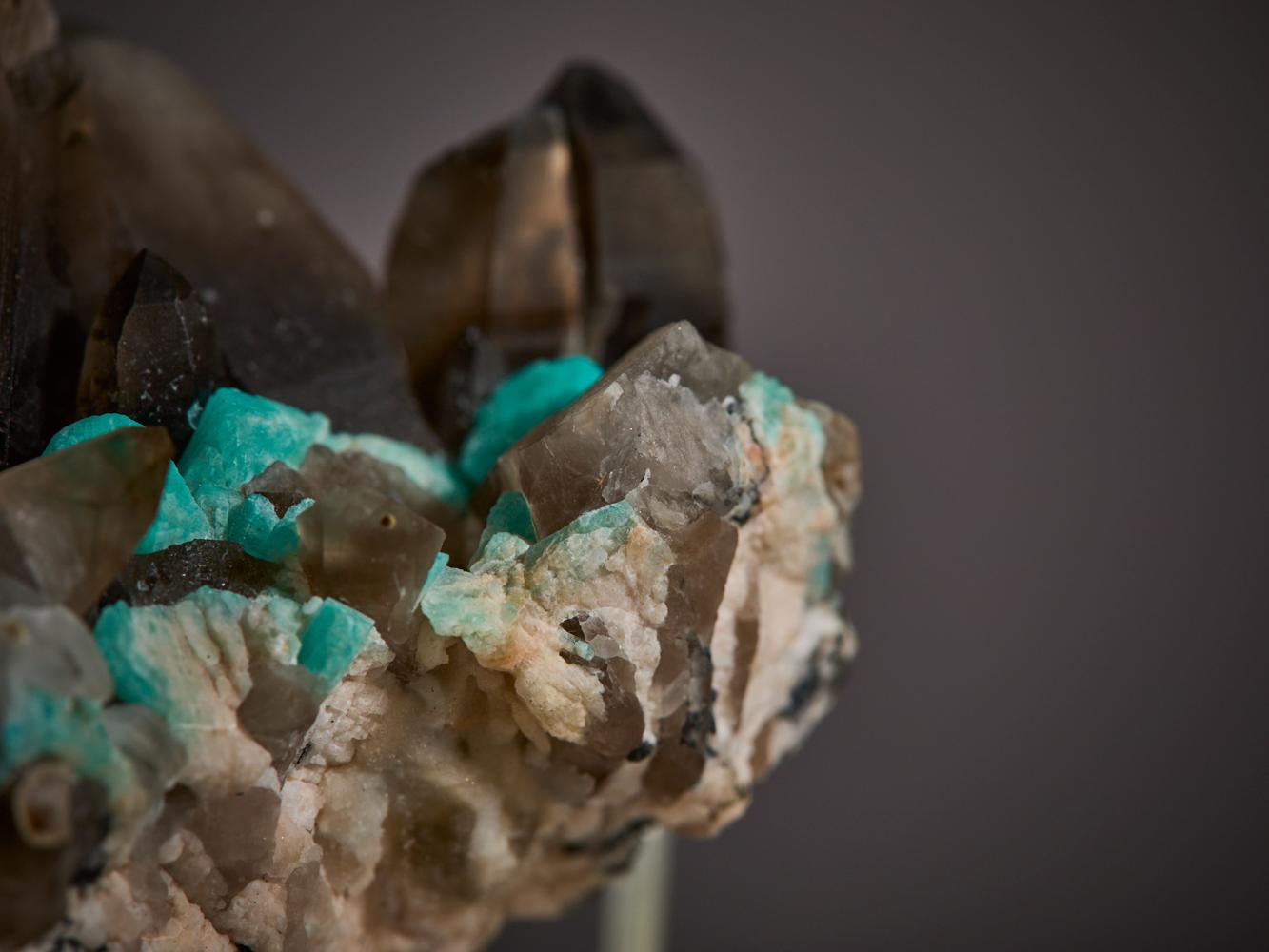 Cristaux spectaculaires d'amazonite et de quartz fumé en vente 6