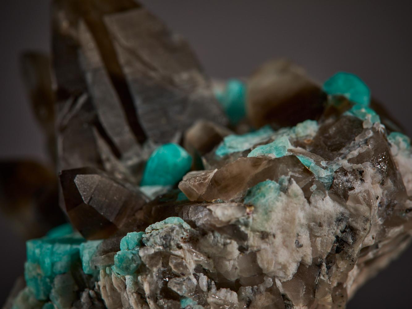 Cristaux spectaculaires d'amazonite et de quartz fumé en vente 8
