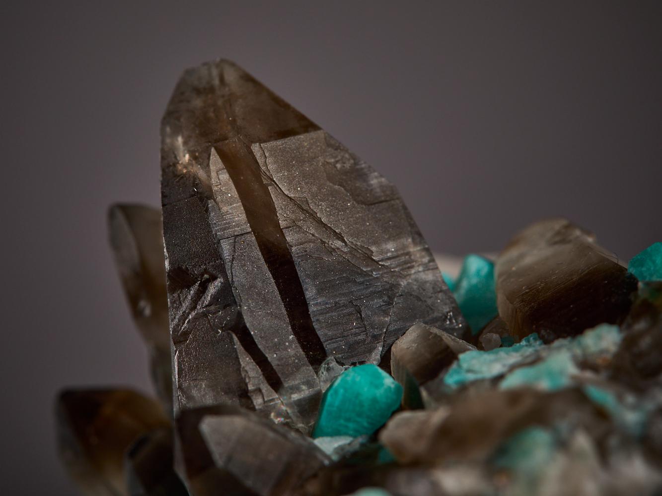 Cristaux spectaculaires d'amazonite et de quartz fumé en vente 9