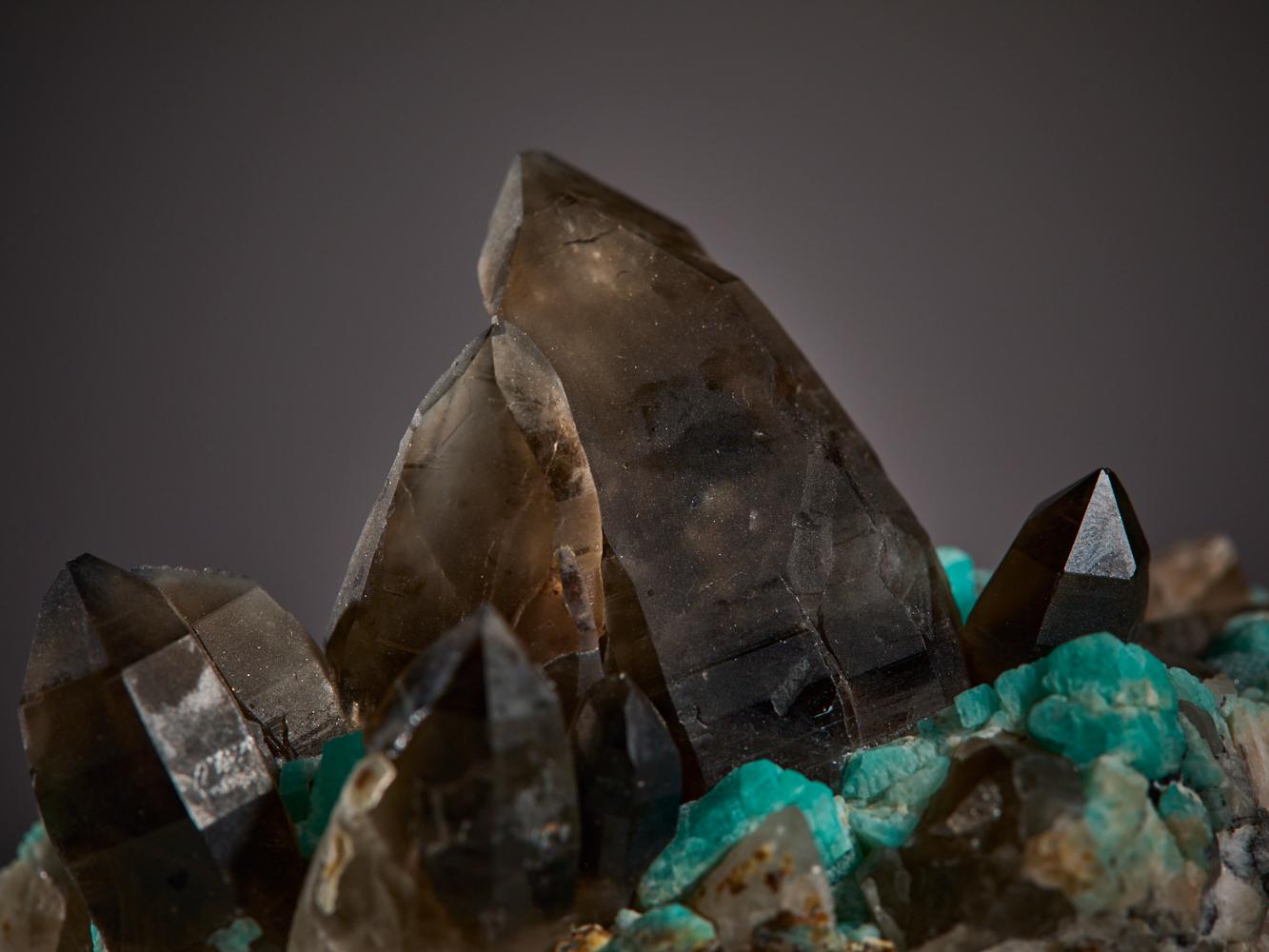 Cristaux spectaculaires d'amazonite et de quartz fumé en vente 10