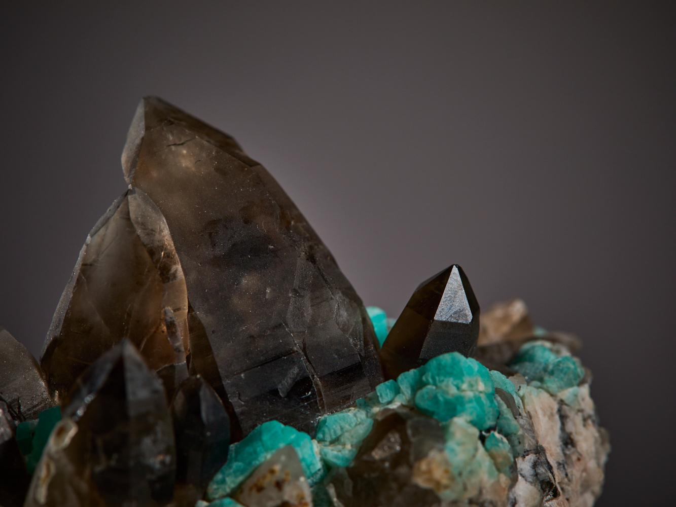 Cristaux spectaculaires d'amazonite et de quartz fumé en vente 11