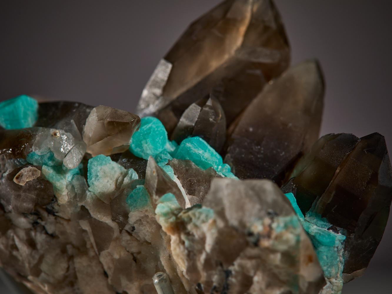 Cristaux spectaculaires d'amazonite et de quartz fumé en vente 13