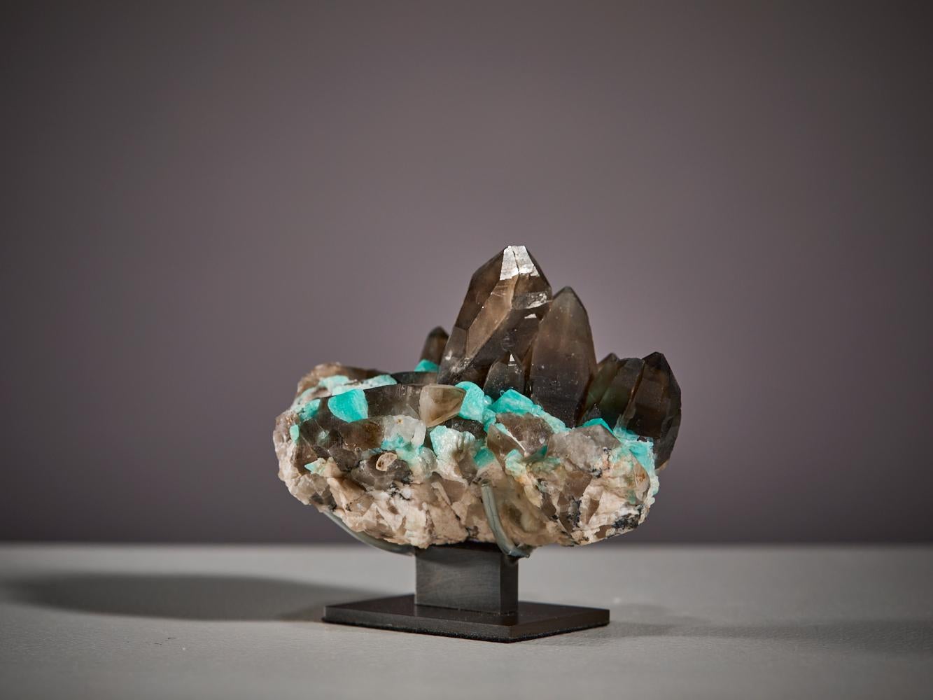 Cristaux spectaculaires d'amazonite et de quartz fumé en vente 1