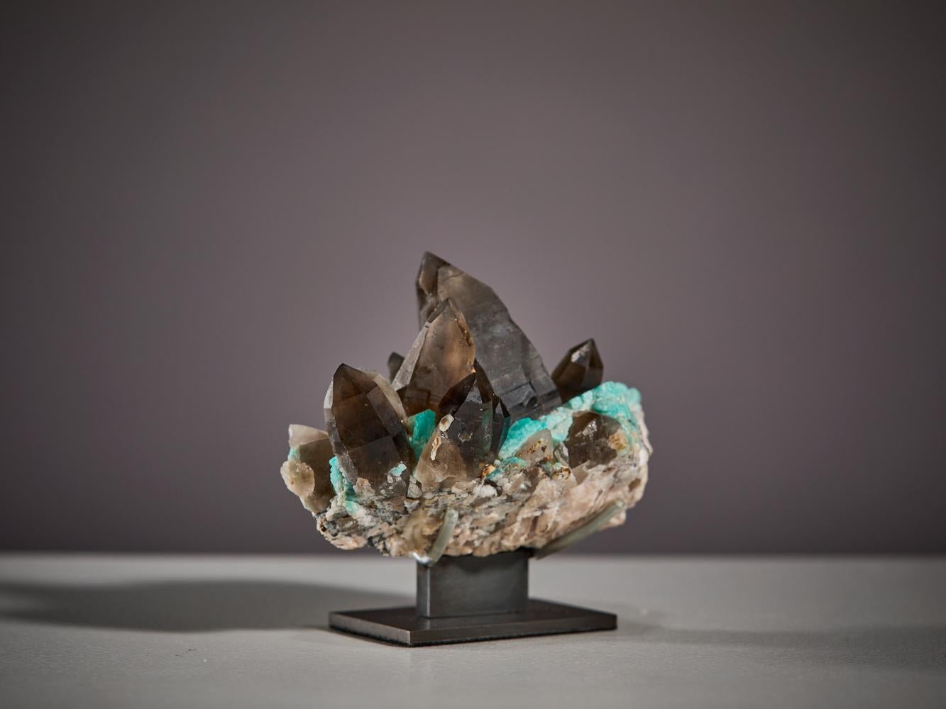 Cristaux spectaculaires d'amazonite et de quartz fumé en vente 2
