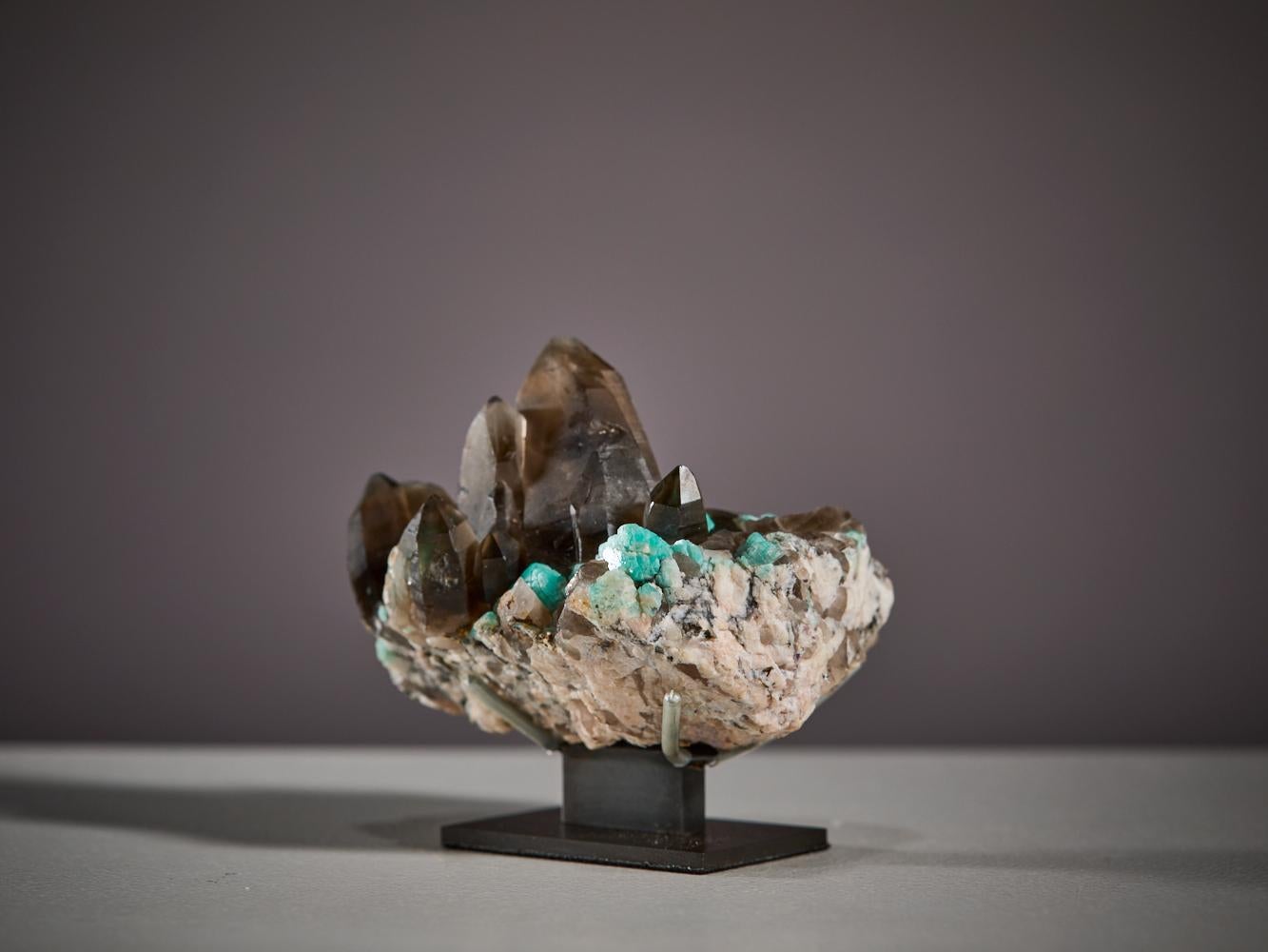 Cristaux spectaculaires d'amazonite et de quartz fumé en vente 3