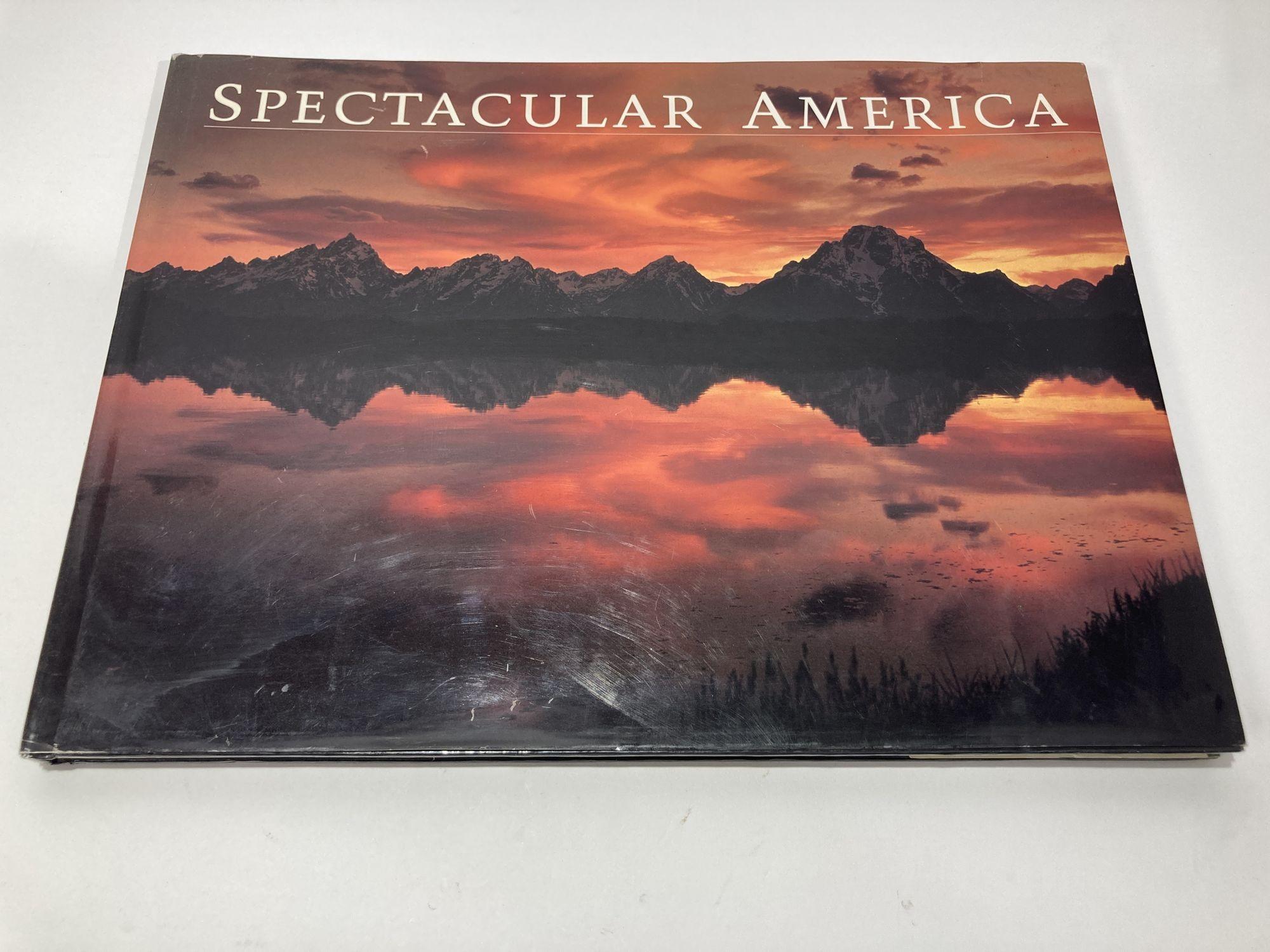 Spectacular America Livre relié 1994
Grand format horizontal - 16 x 12 pouces comprenant 180 planches en couleur et le texte d'accompagnement.
L'Amérique spectaculaire transmet toute la grandeur des sites les plus impressionnants du