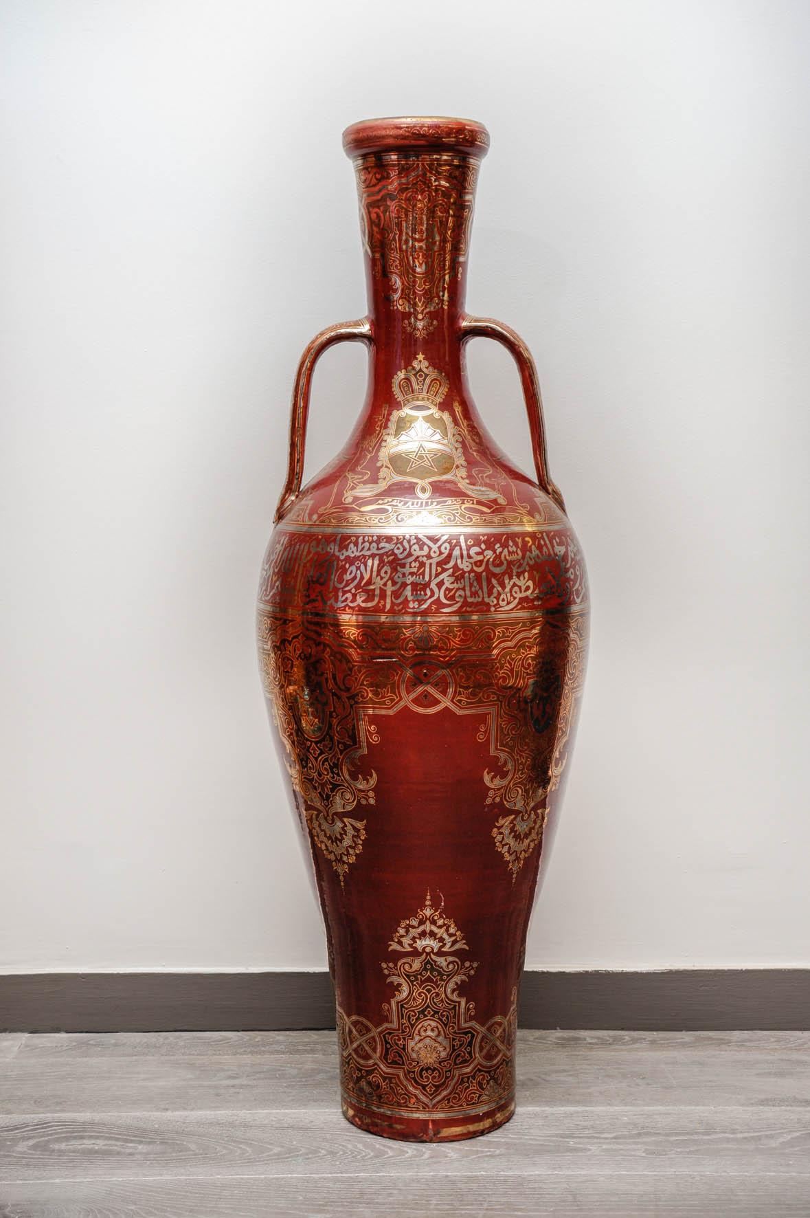 Exceptional and very large amphora with the coat of arms of Morocco.
Beautiful decoration with enamelled silver and gold with a deep red.
Signed by an artist under a handle.
A firing shrinkage on one face (see photos).