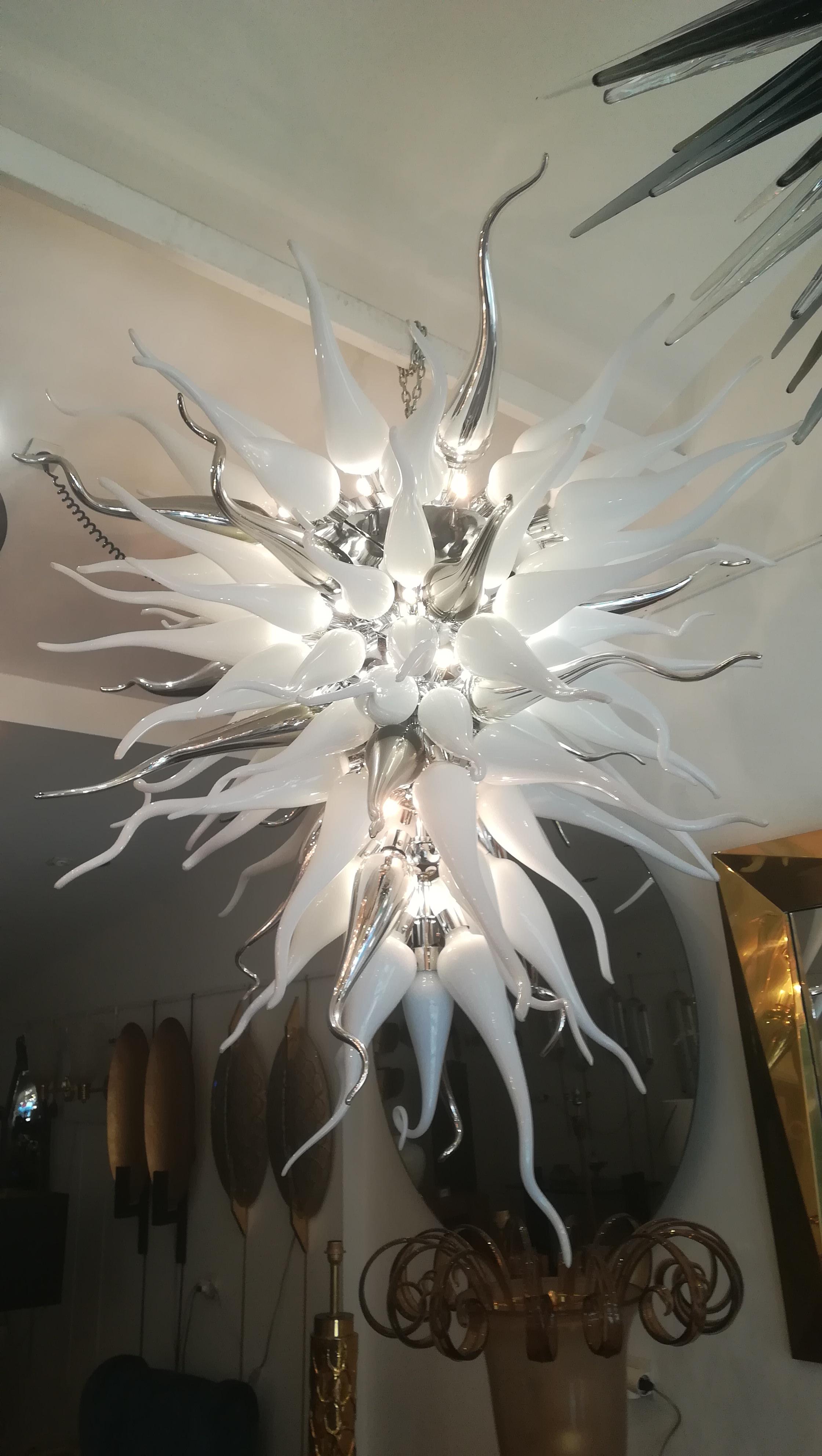 Spectacular and huge Murano glass chandelier, chromed metal and blown glass, white ans silver.
G9 bulbs.