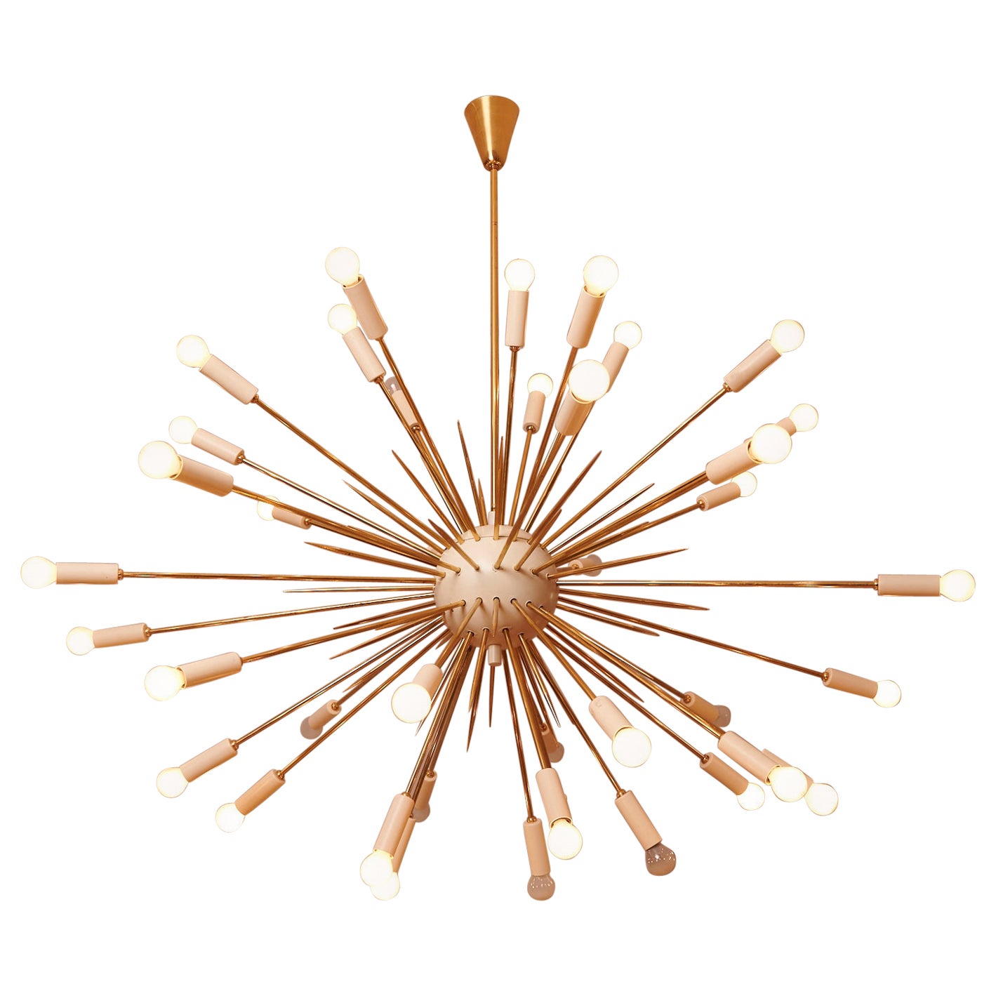 Spectaculaire et grand lustre Spoutnik en laiton en vente