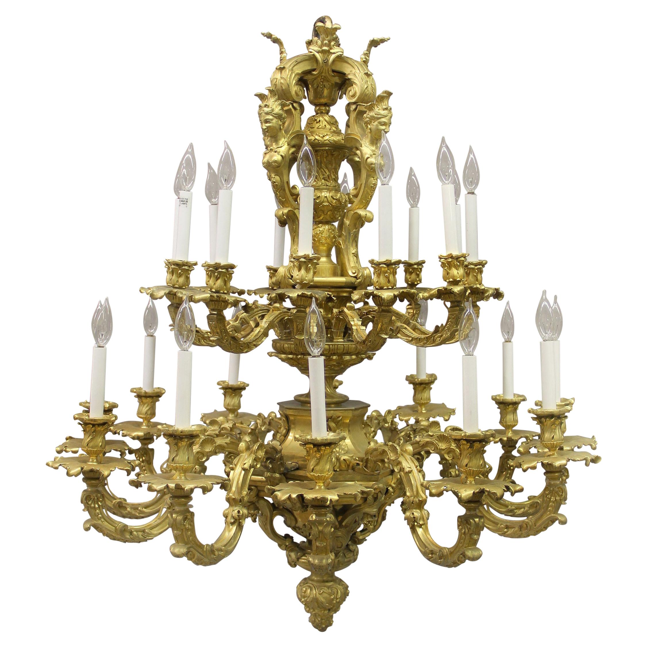 Spektakulärer und palastartiger Kronleuchter mit vierundzwanzig Leuchten aus vergoldeter Bronze aus dem 19. Jahrhundert im Angebot