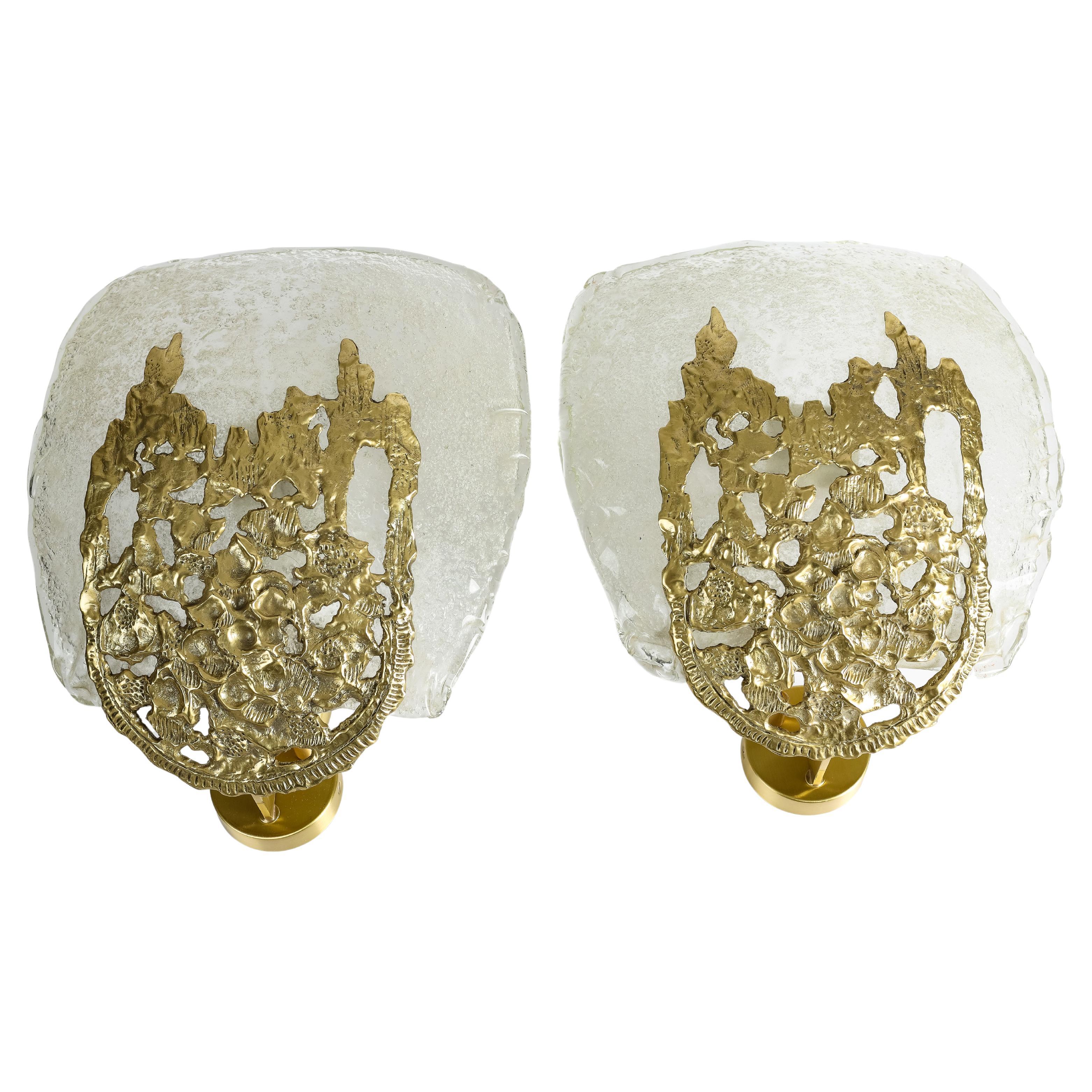 Ces lunettes ont été fabriquées en verre de Murano épais soufflé à la main, sur lequel est fixée une plaque de laiton ornée. Ils ont deux lumières et ont été câblés à l'américaine. Ces appliques ont été fabriquées sur mesure et sont uniques.
