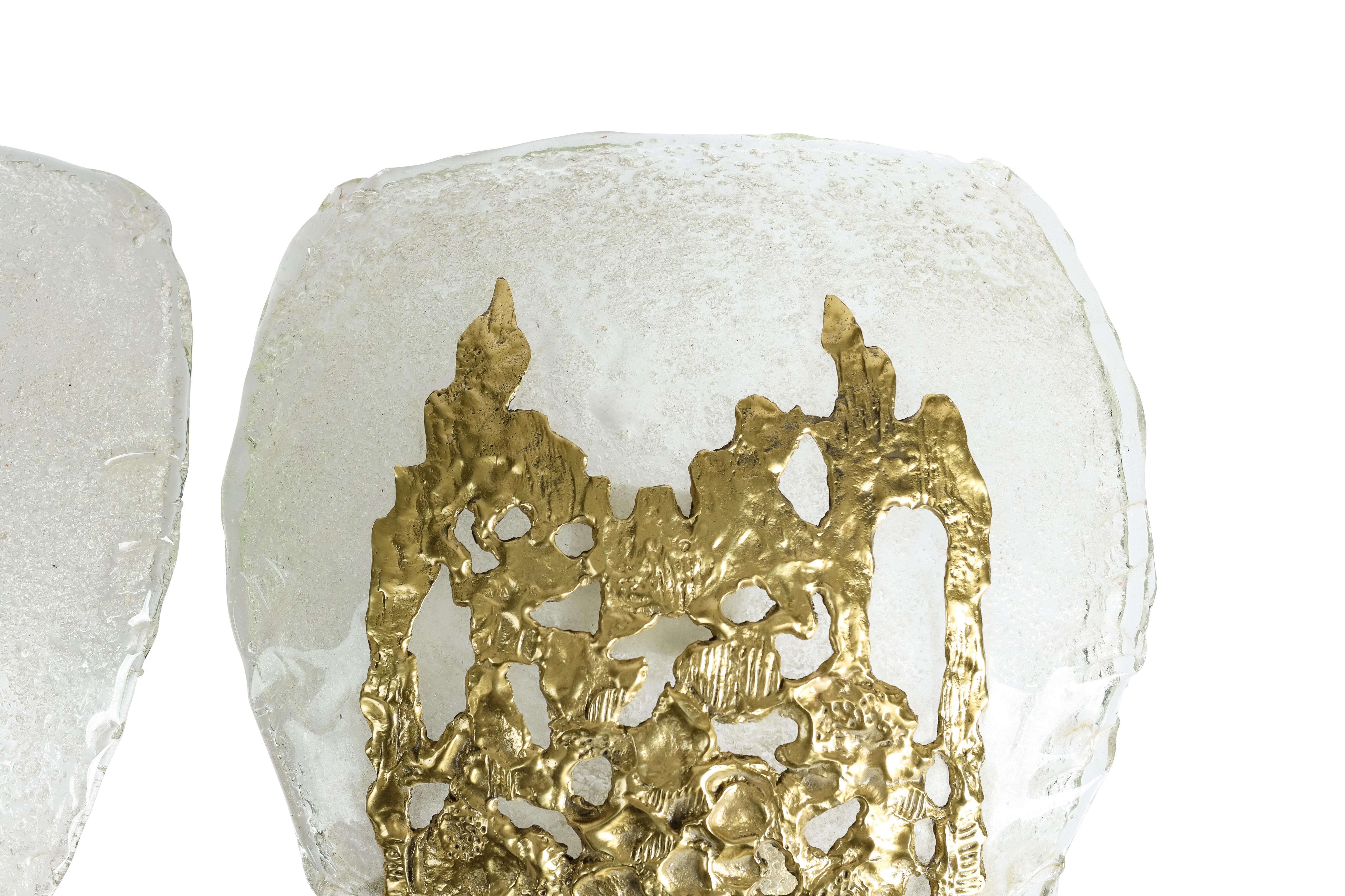 italien Spectaculaire et unique verre de Murano soufflé à la main avec une sculpture en laiton en vente
