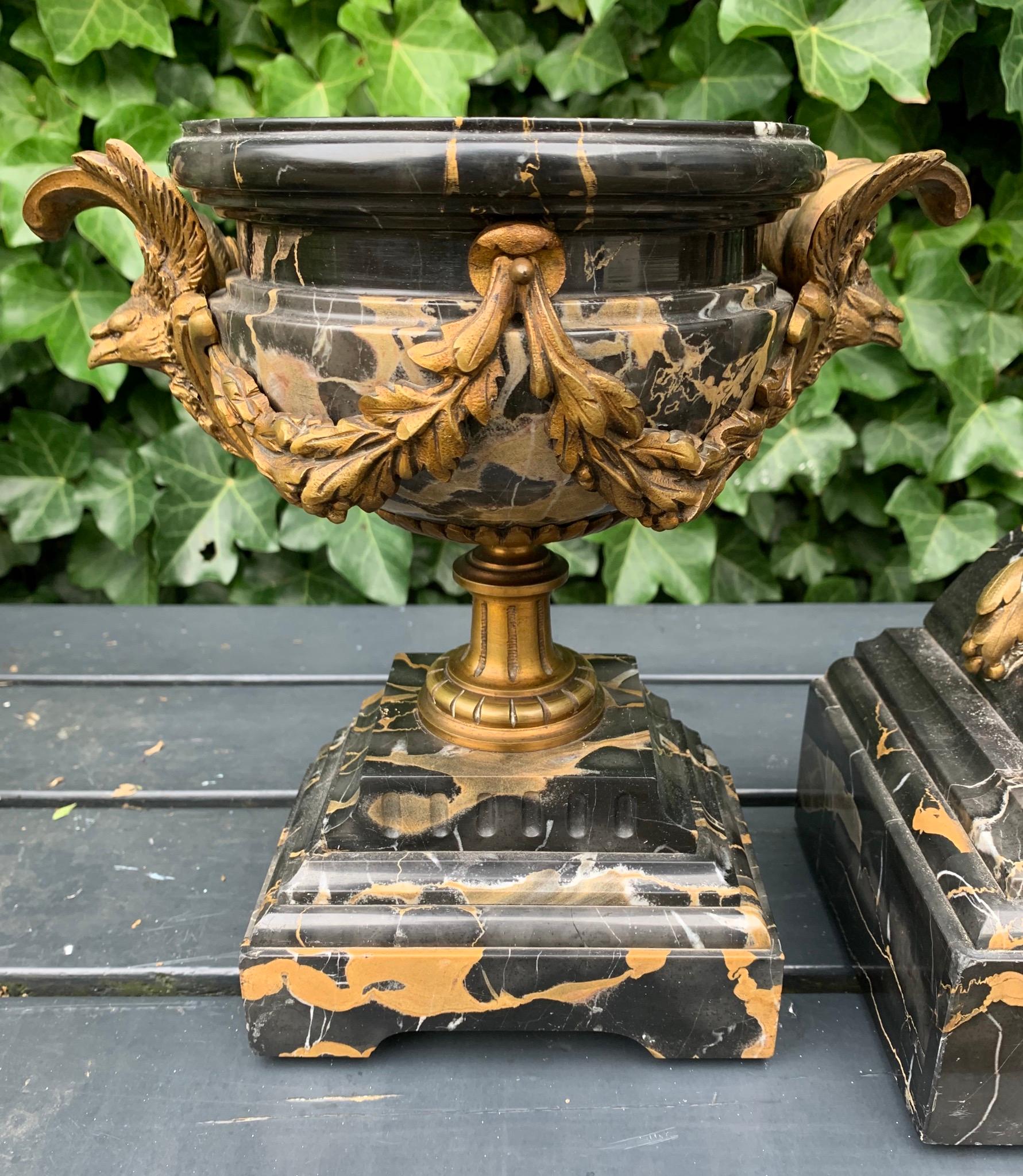 Garniture d'horloge ancienne en bronze et marbre avec sculptures d'aigle en vente 1