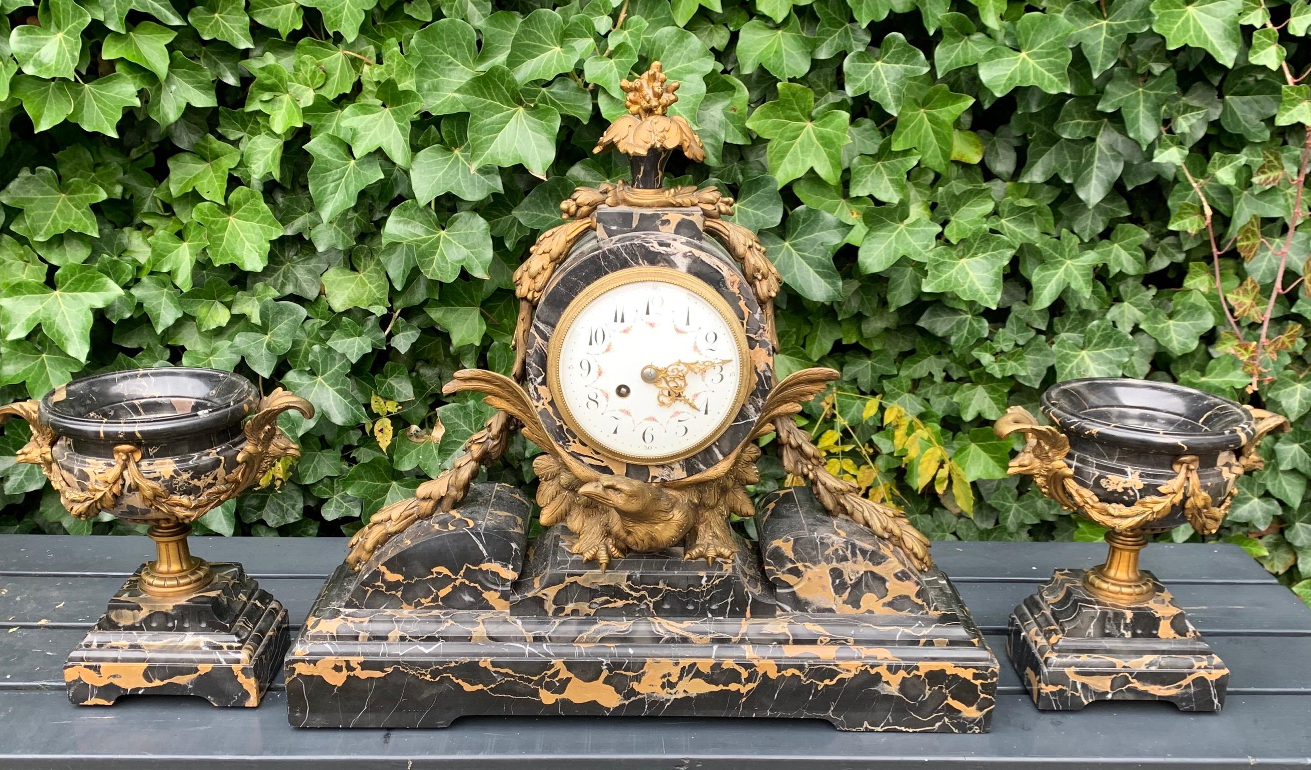Garniture d'horloge ancienne en bronze et marbre avec sculptures d'aigle en vente 8