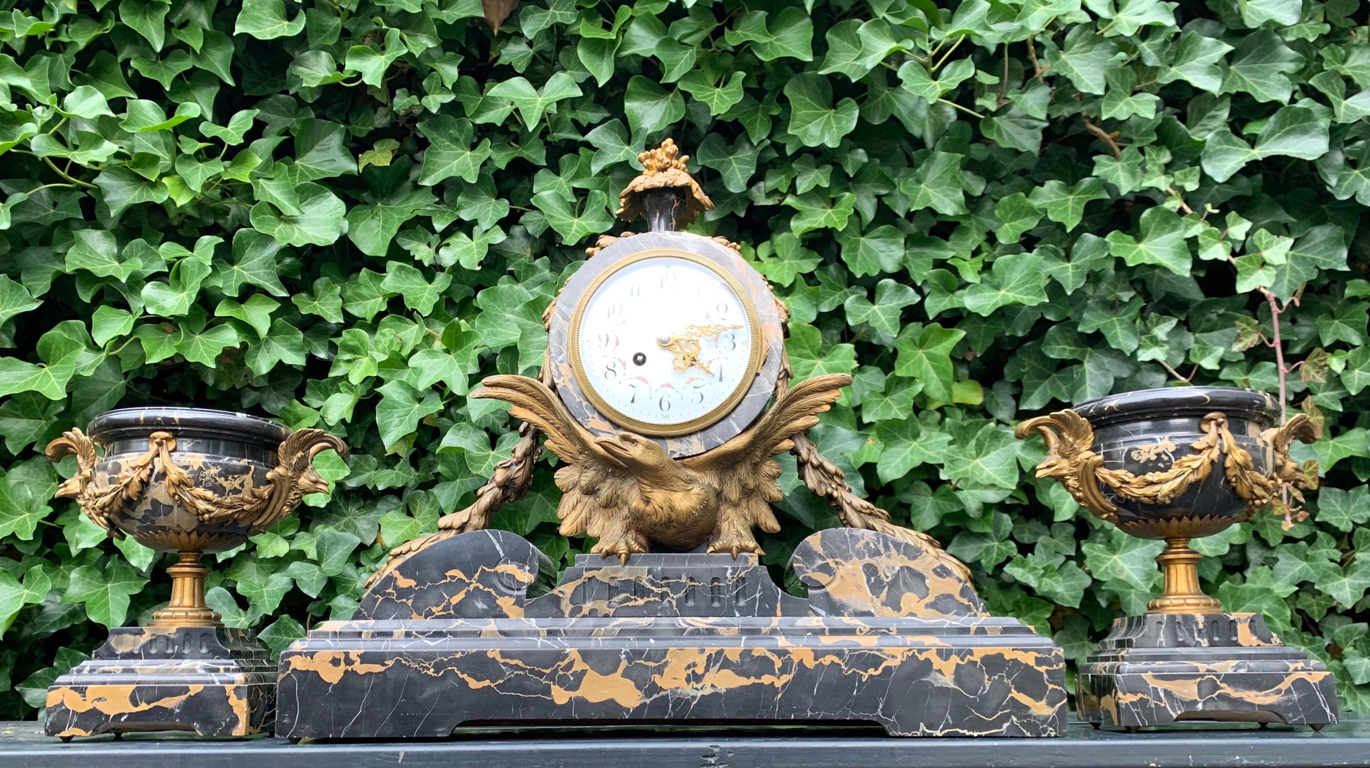 Antike Bronze und atemberaubende Marmor Uhr Garnitur mit Adler-Skulpturen (Französisch) im Angebot