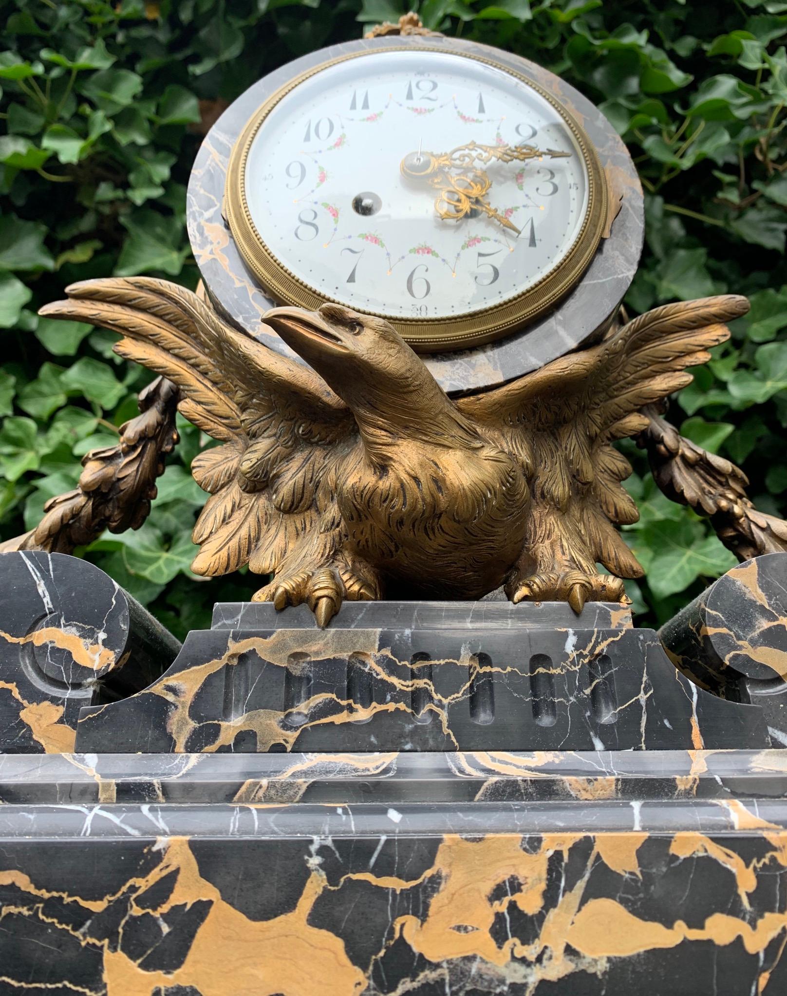 Antike Bronze und atemberaubende Marmor Uhr Garnitur mit Adler-Skulpturen (Handgefertigt) im Angebot