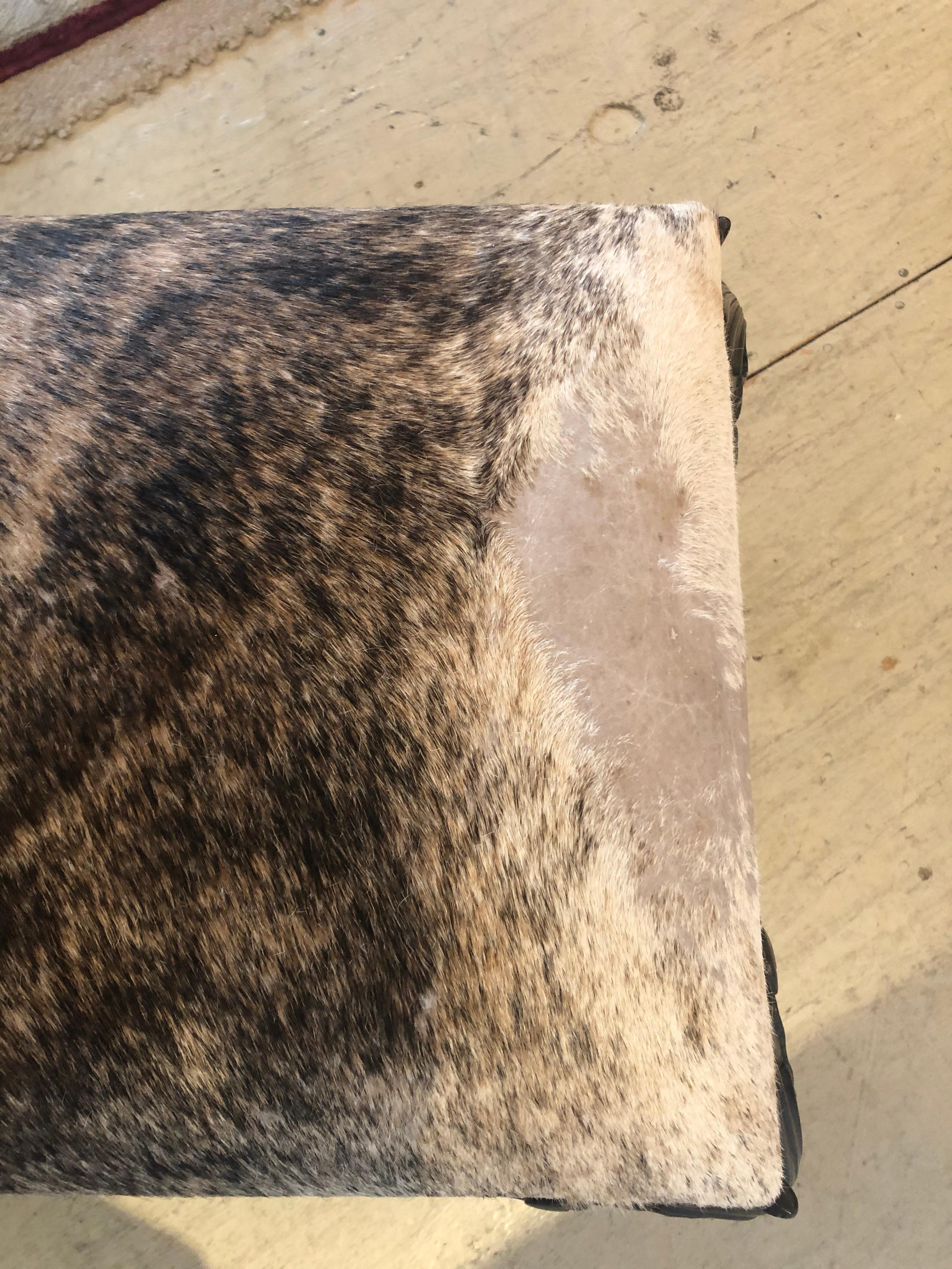 Spektakuläre antike geschnitzte Polsterhocker aus Mahagoni und Rindsleder im Angebot 2