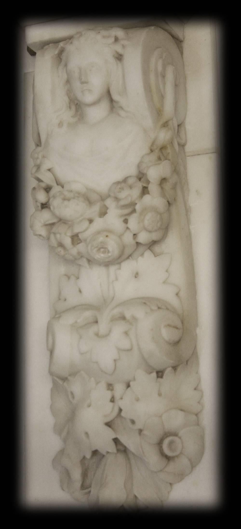 Spektakuläres antikes frühviktorianisches geschnitztes Marmor-Kaminsims (19. Jahrhundert) im Angebot