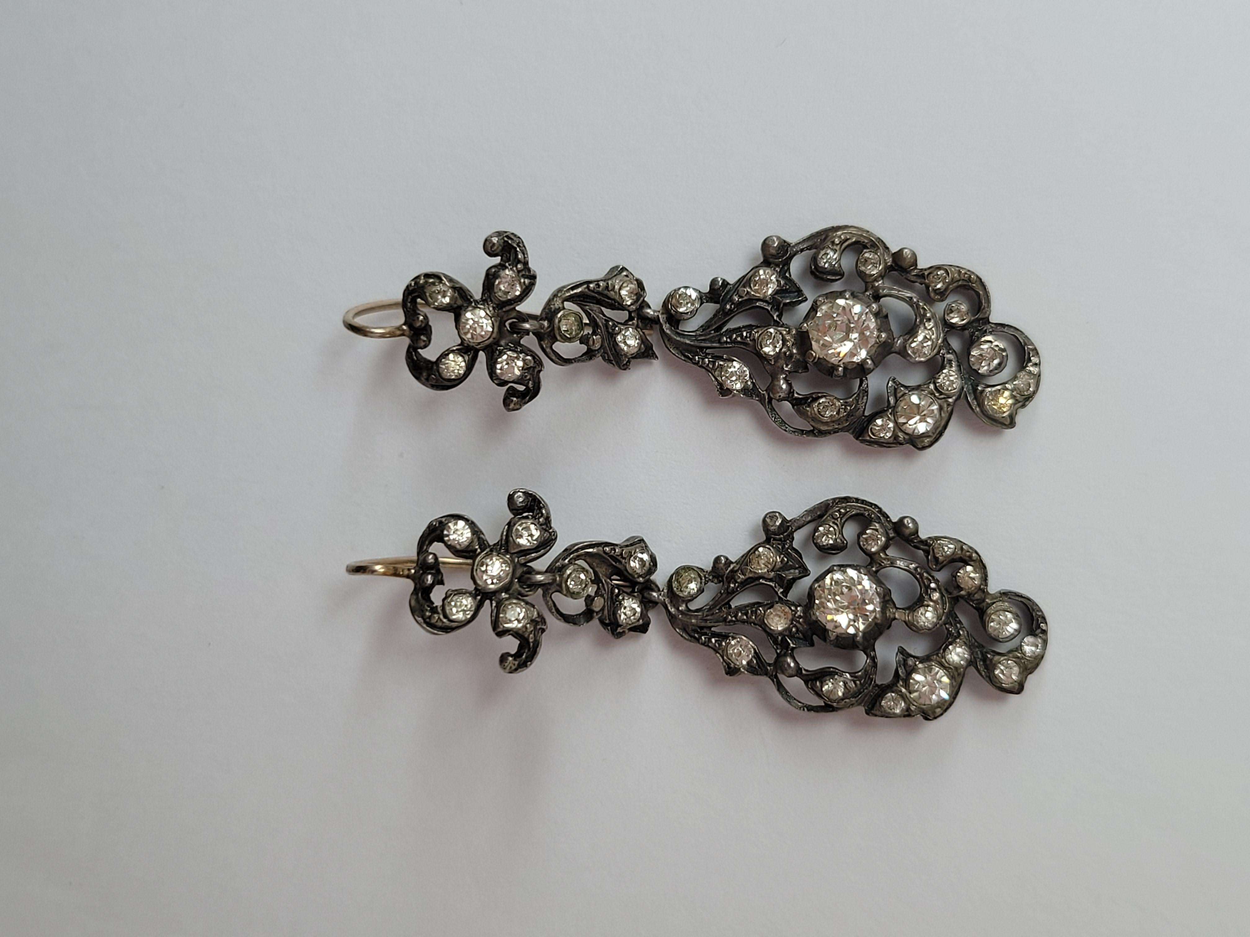 This is a spectacular Edwardian period c.1900 Diamond paste (glass) drop earrings in solid Silver mount with a gold hooks. The earrings made in Georgian style.
Total drop including hooks 48mm, width 15mm.
Weight 9.0gr.
Marked: hooks for 9 carat gold