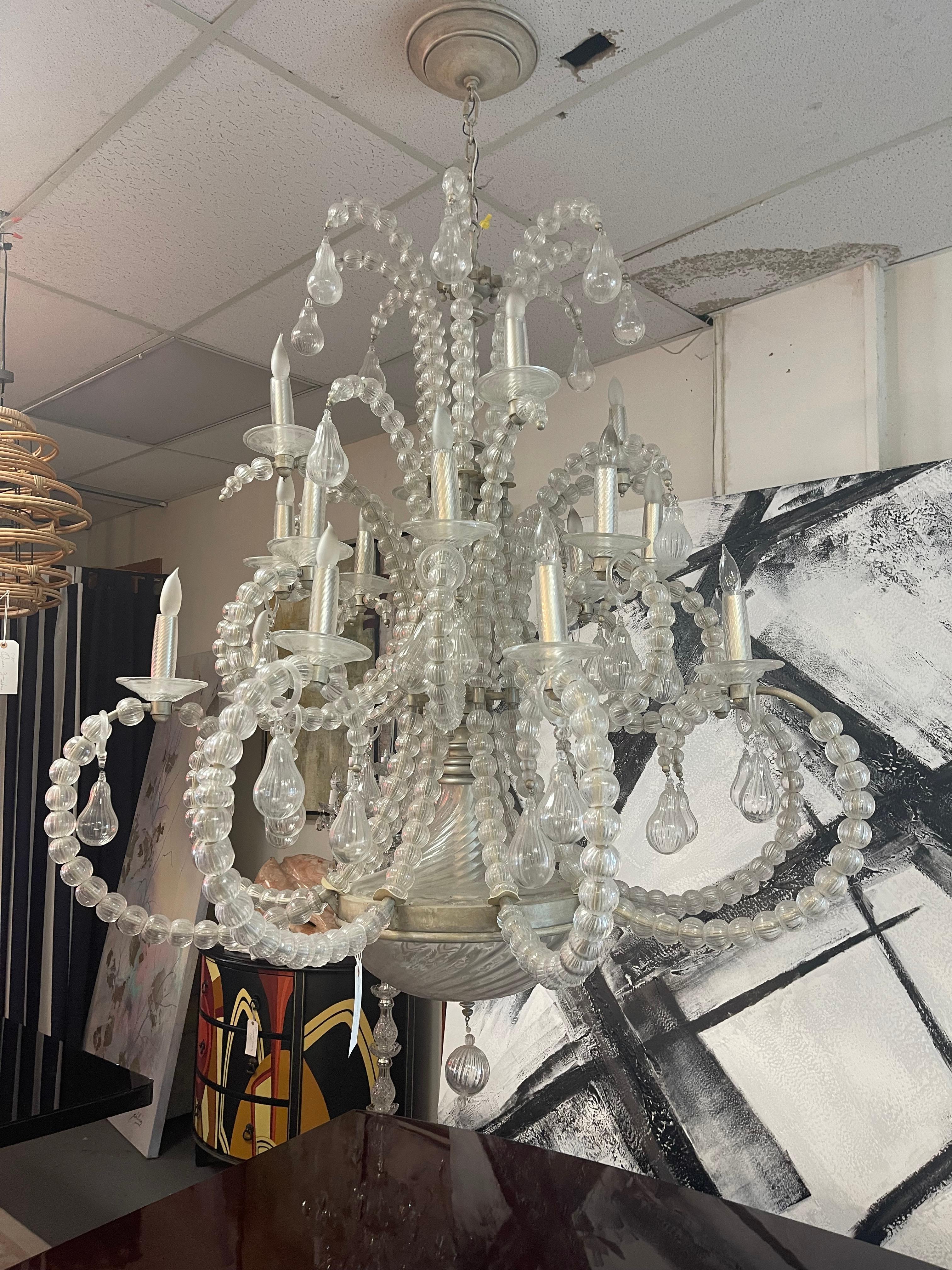 Spectaculaire lustre ancien en verre soufflé de Murano à plusieurs niveaux 