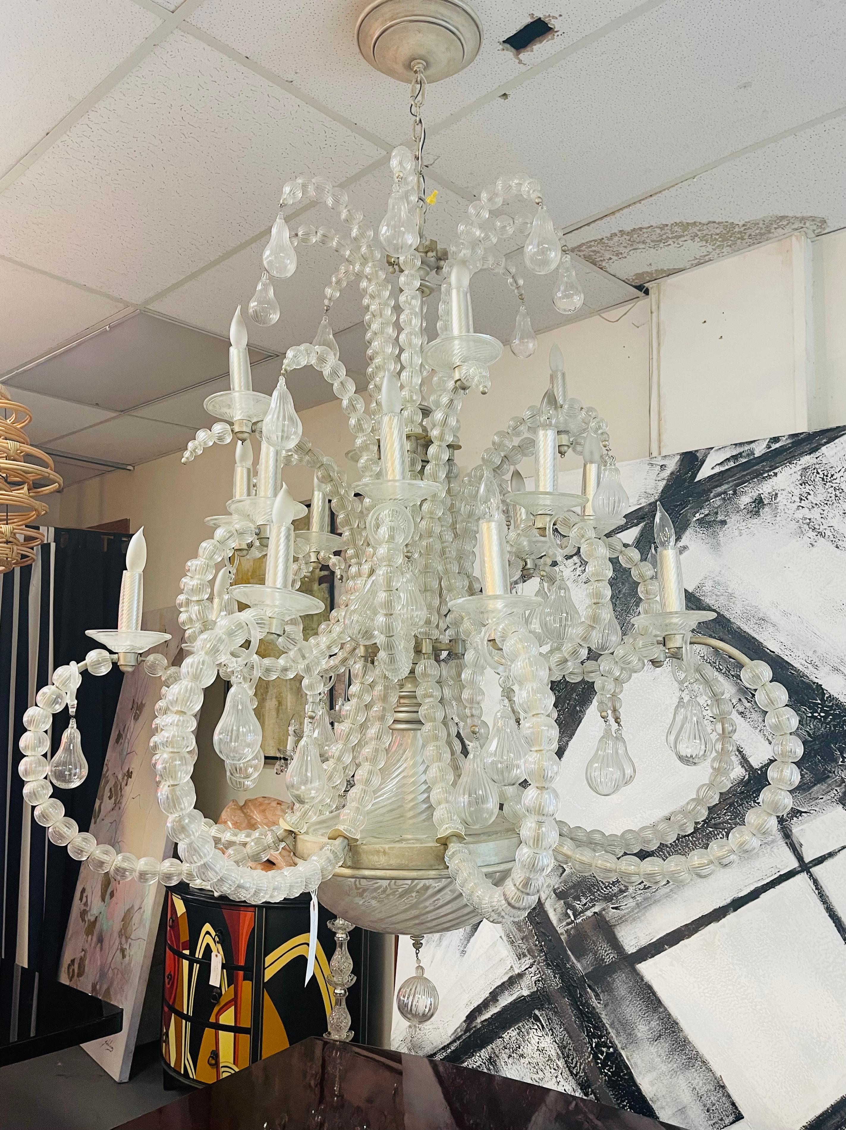 Néo-classique Spectaculaire lustre ancien en verre de Murano en vente