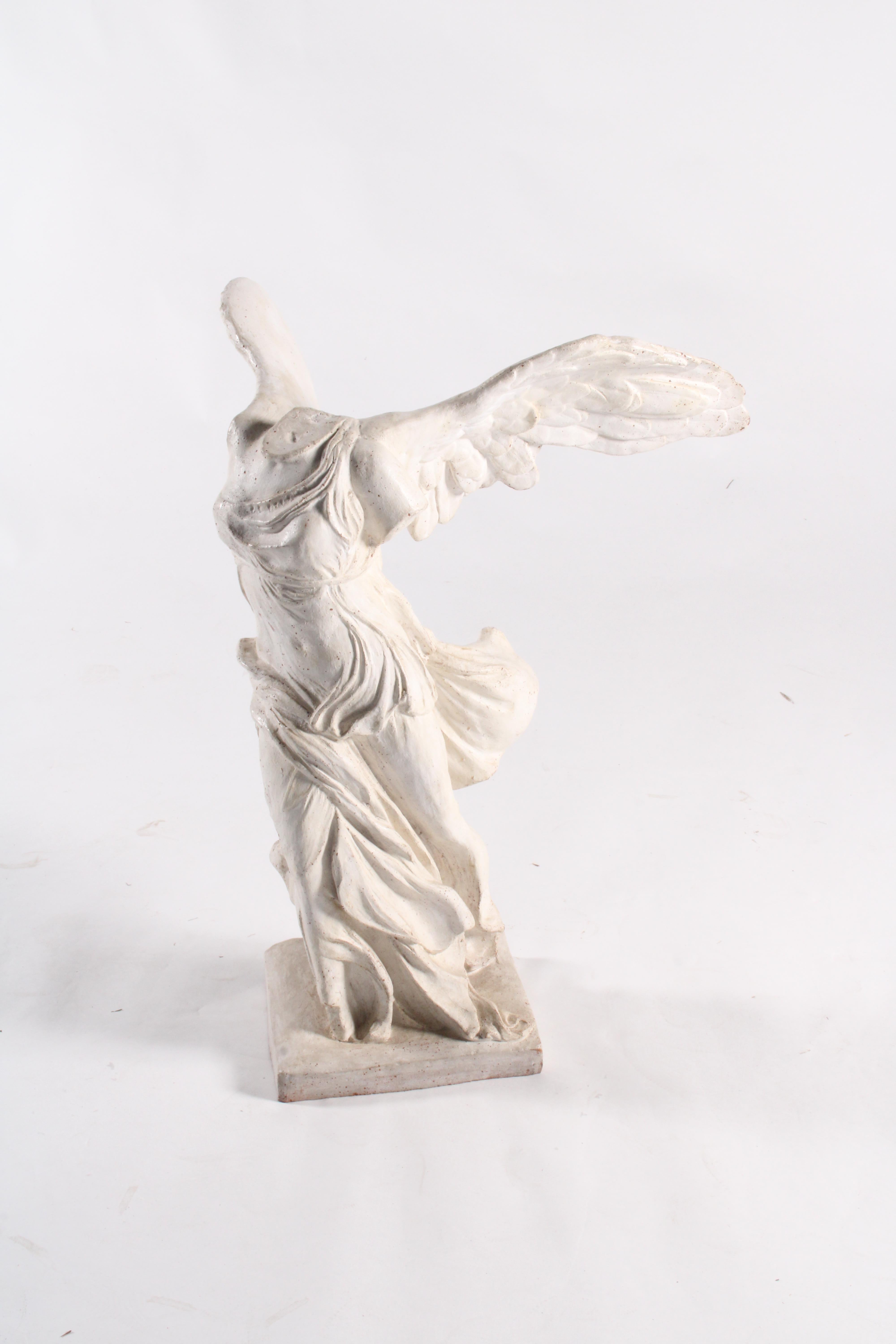 Spectaculaire reproduction ancienne de la « victoire ailée de Samothrace » du Louvre en vente 3