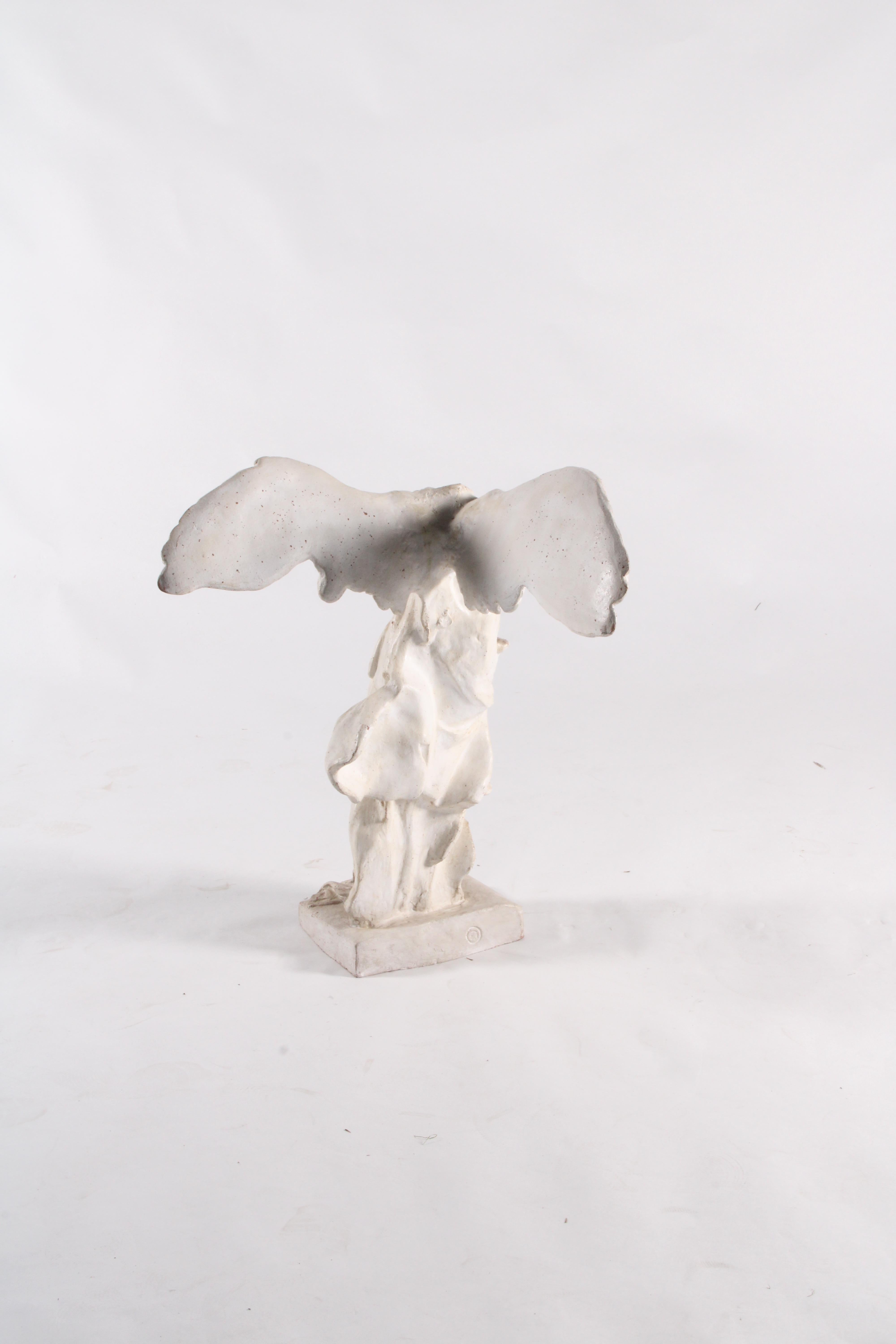 Spectaculaire reproduction ancienne de la « victoire ailée de Samothrace » du Louvre en vente 5
