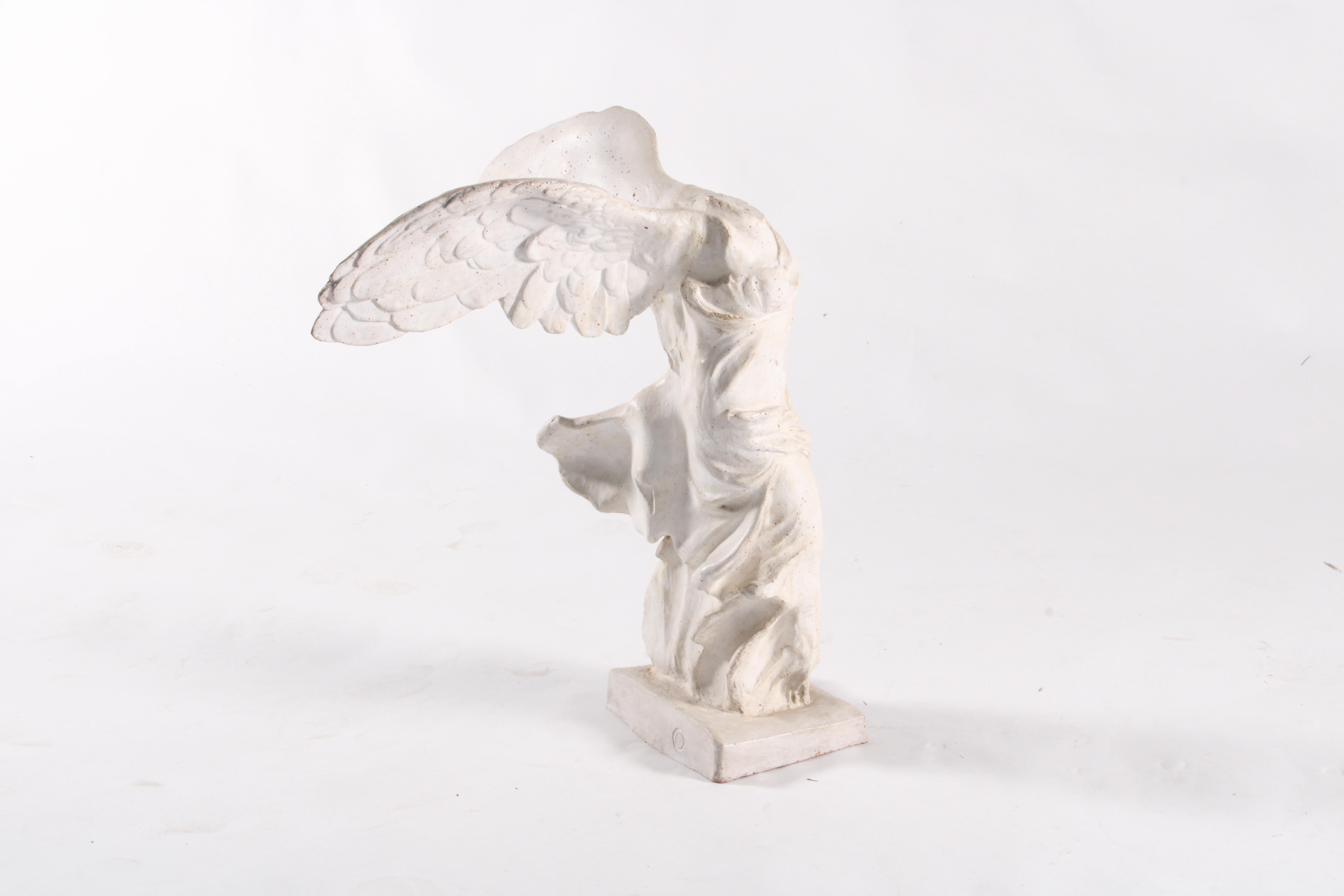 Spectaculaire reproduction ancienne de la « victoire ailée de Samothrace » du Louvre en vente 7