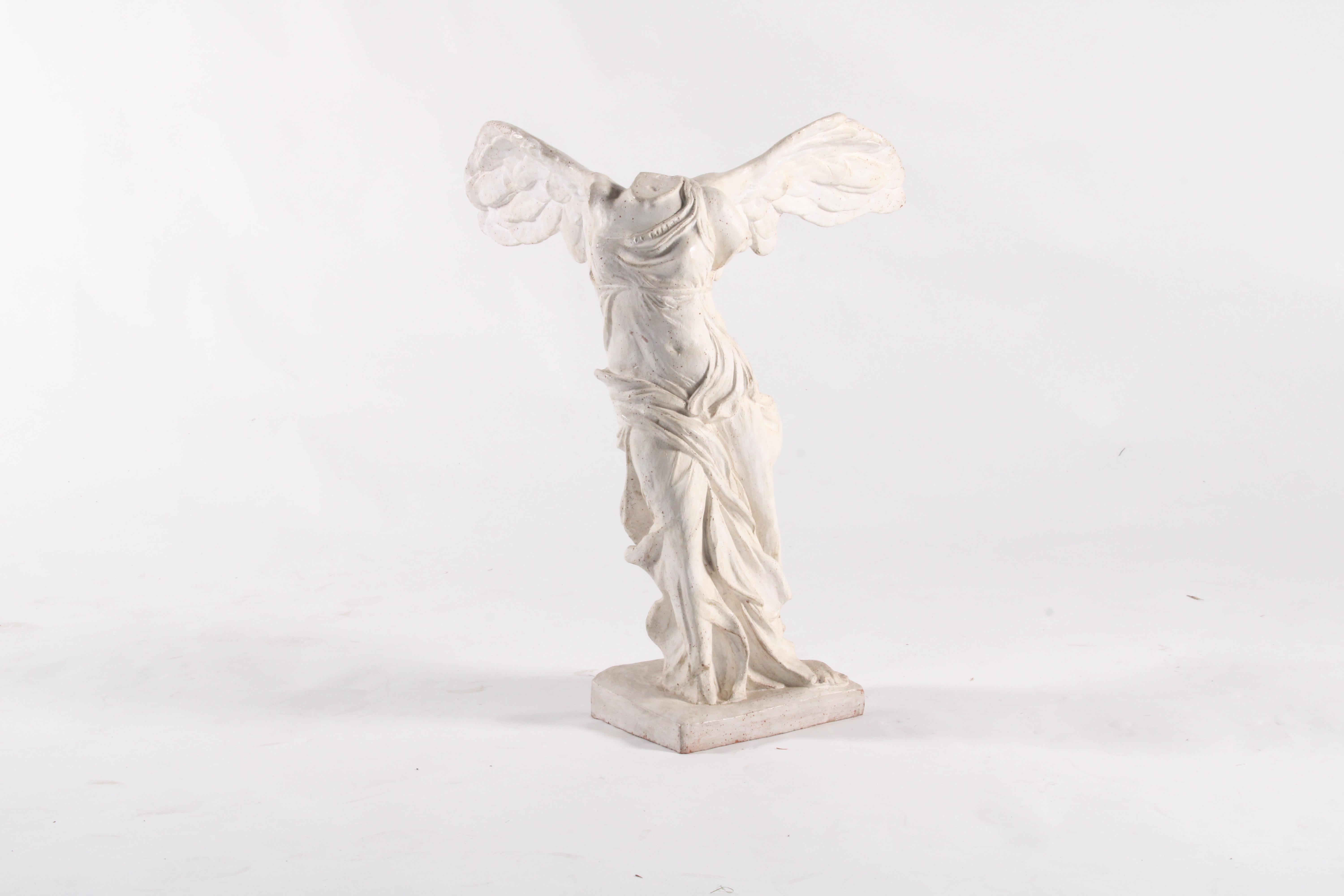 Spectaculaire reproduction ancienne de la « victoire ailée de Samothrace » du Louvre en vente 10