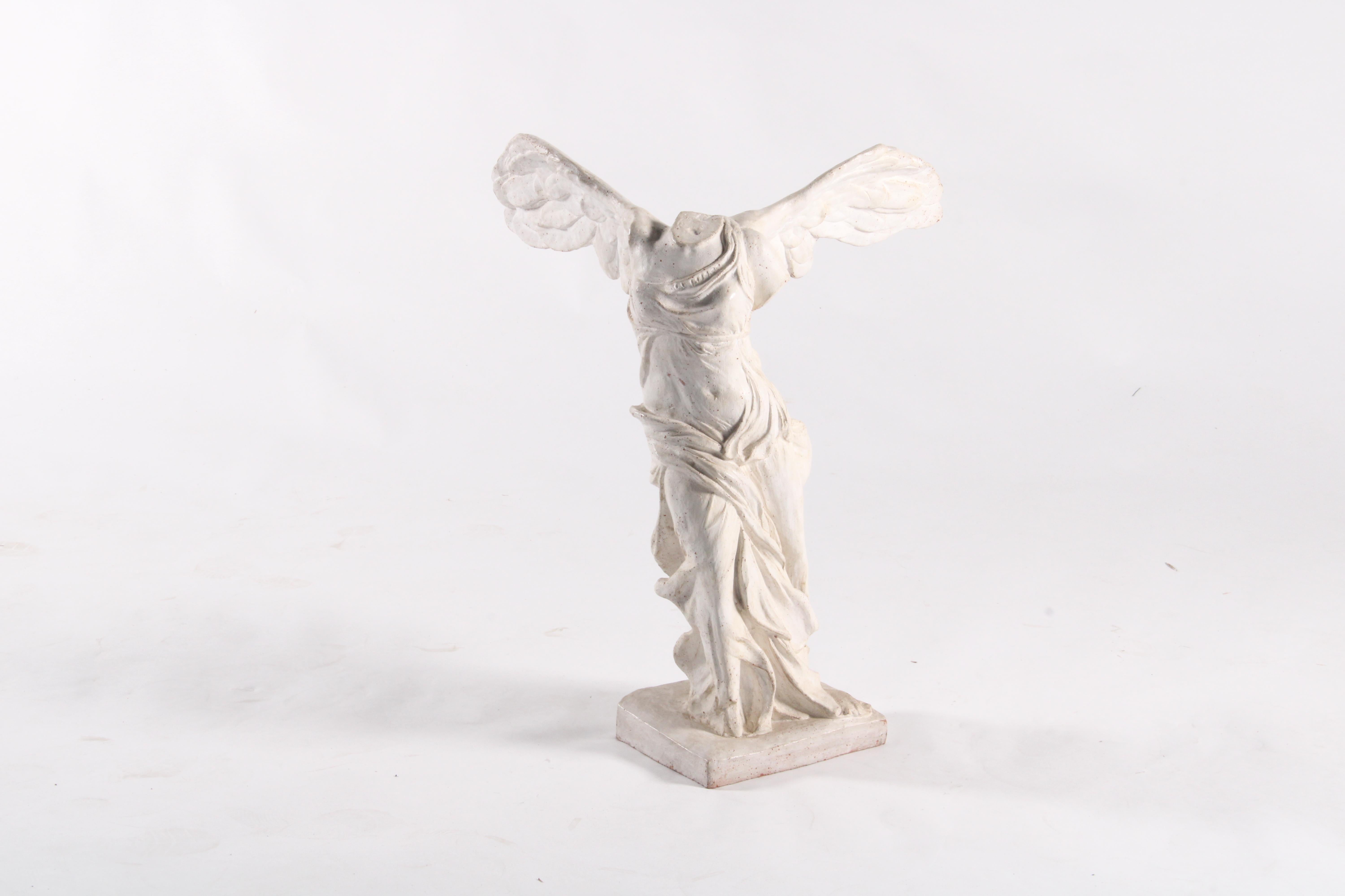 Exquise reproduction antique en terre cuite de la Victoire ailée de Samothrace (déesse Nike), inspirée de la sculpture hellénistique emblématique qui domine l'escalier Daru du musée du Louvre, à Paris. Provenant de Florence, en Italie, et datant