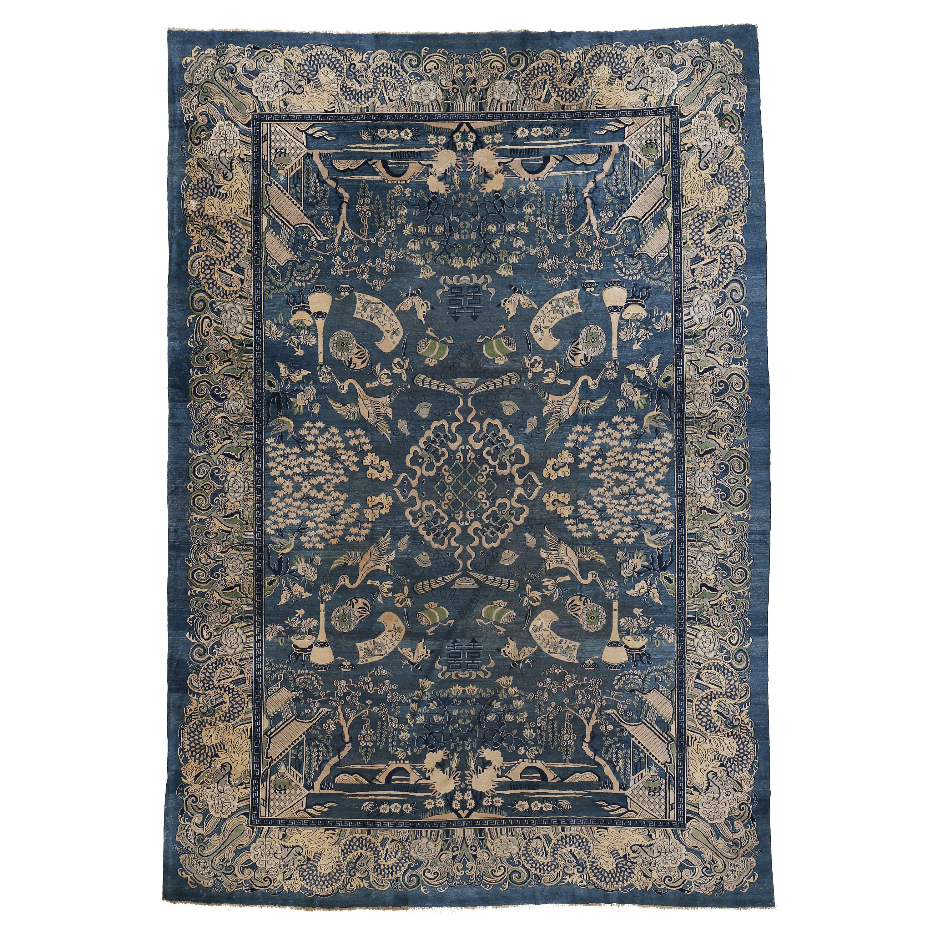 Spektakulärer antiker himmelblauer Indochine-Teppich mit Kranichen und Langlebigkeitssymbolen im Angebot
