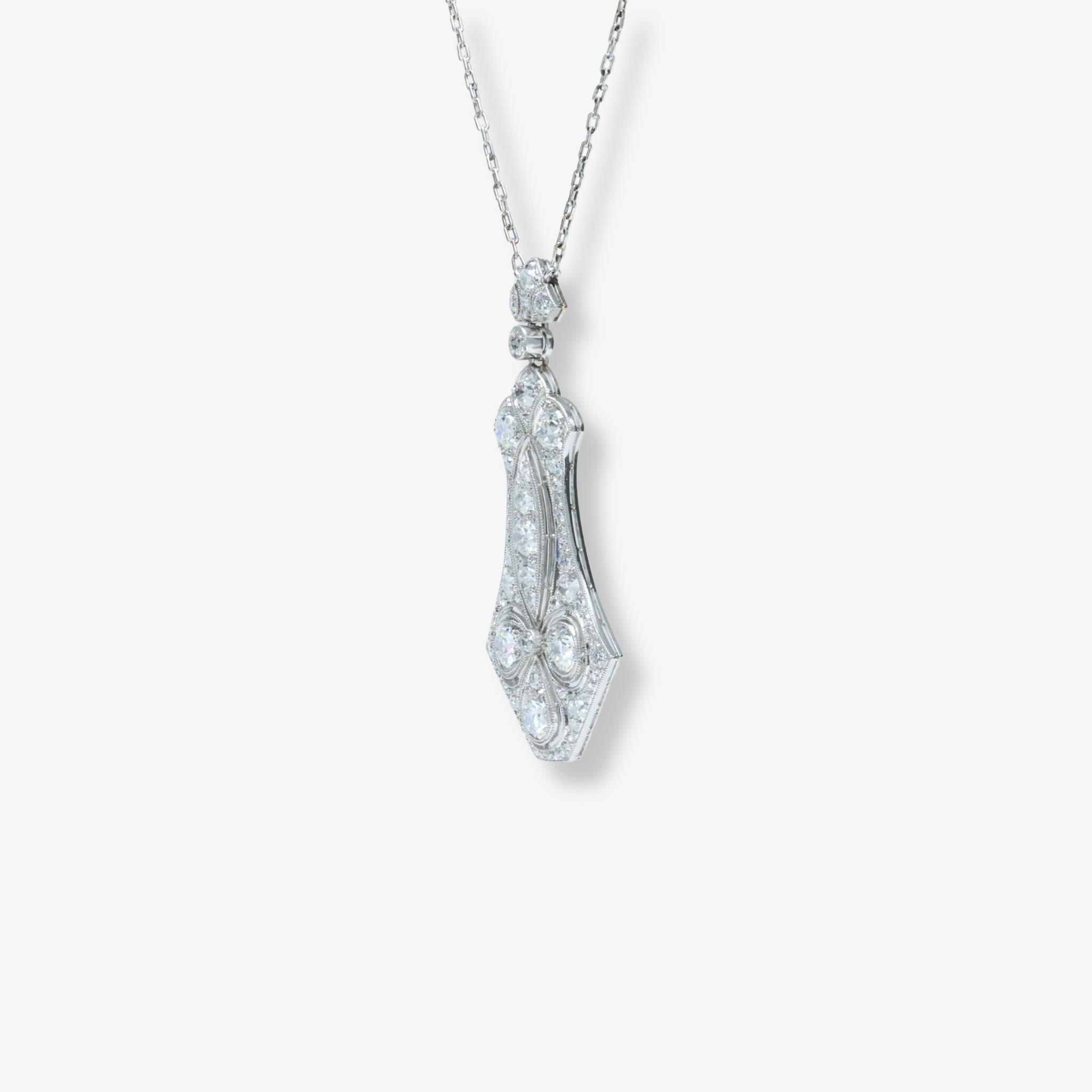 Espectacular Colgante y Collar de Platino y Diamantes de Corte Europeo Antiguo Deco de 3,74 Quilates

Este exquisito colgante y collar Art Déco es un asombroso ejemplo de artesanía vintage, con diamantes de talla vieja europea finamente tallados y