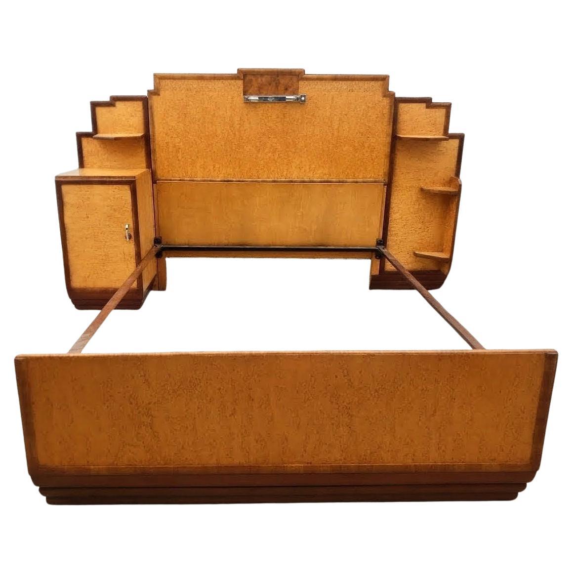 Spettacolare letto Art Deco a grattacielo in acero con armadietti integrali in vendita 3