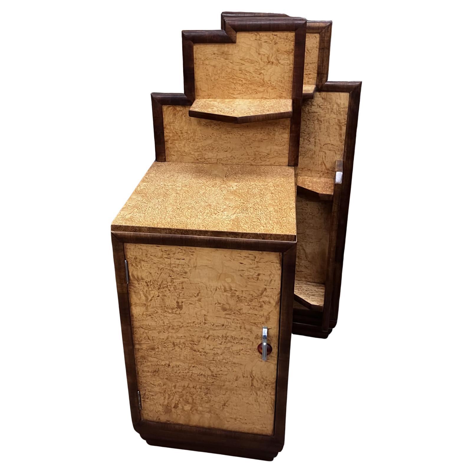 Spettacolare letto Art Deco a grattacielo in acero con armadietti integrali in vendita 4