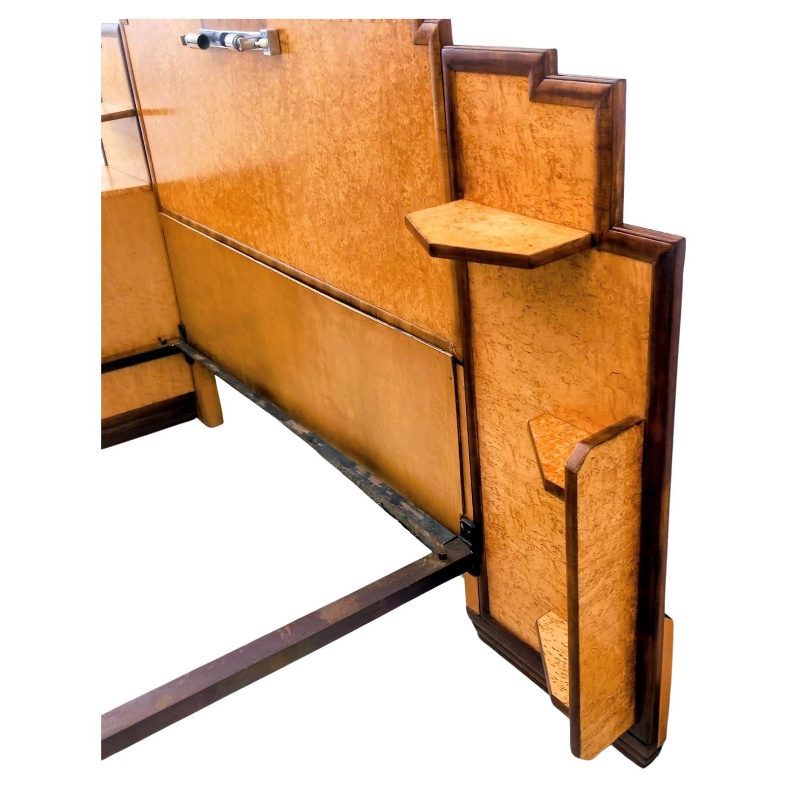 Spettacolare letto Art Deco a grattacielo in acero con armadietti integrali in vendita 6