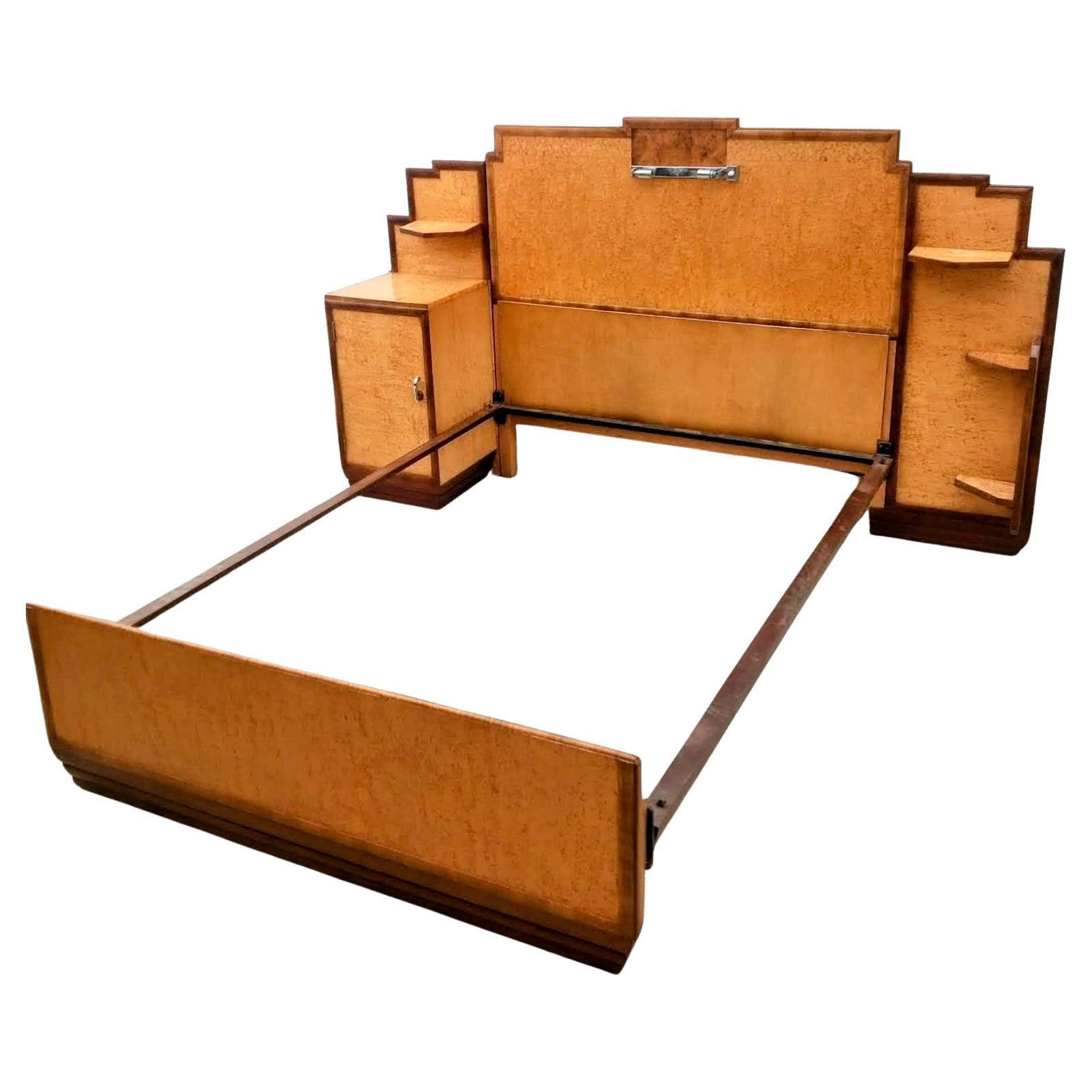 Spettacolare letto Art Deco a grattacielo in acero con armadietti integrali in vendita 7