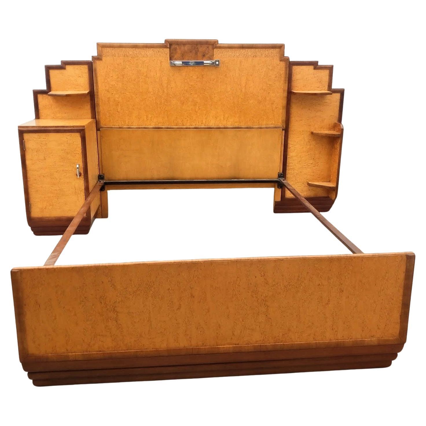 Art Déco Spettacolare letto Art Deco a grattacielo in acero con armadietti integrali in vendita