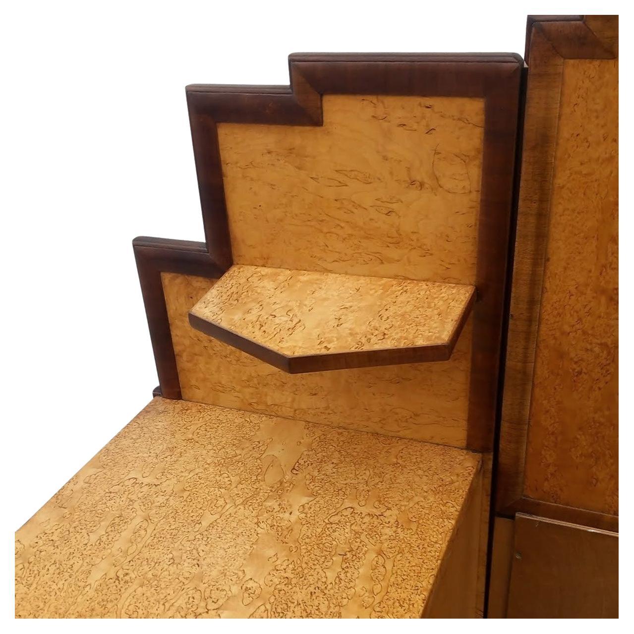 XX secolo Spettacolare letto Art Deco a grattacielo in acero con armadietti integrali in vendita