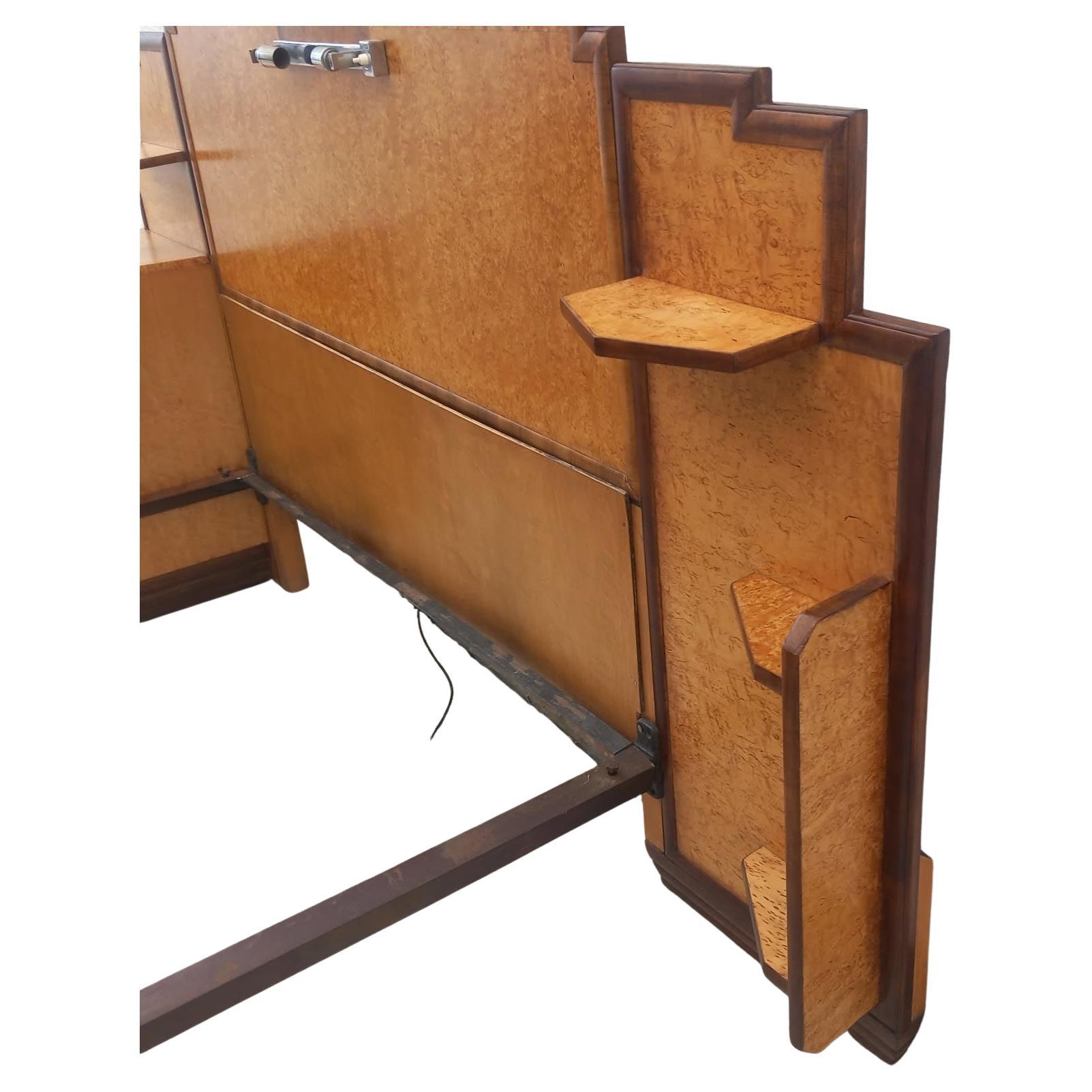 Cromo Spettacolare letto Art Deco a grattacielo in acero con armadietti integrali in vendita