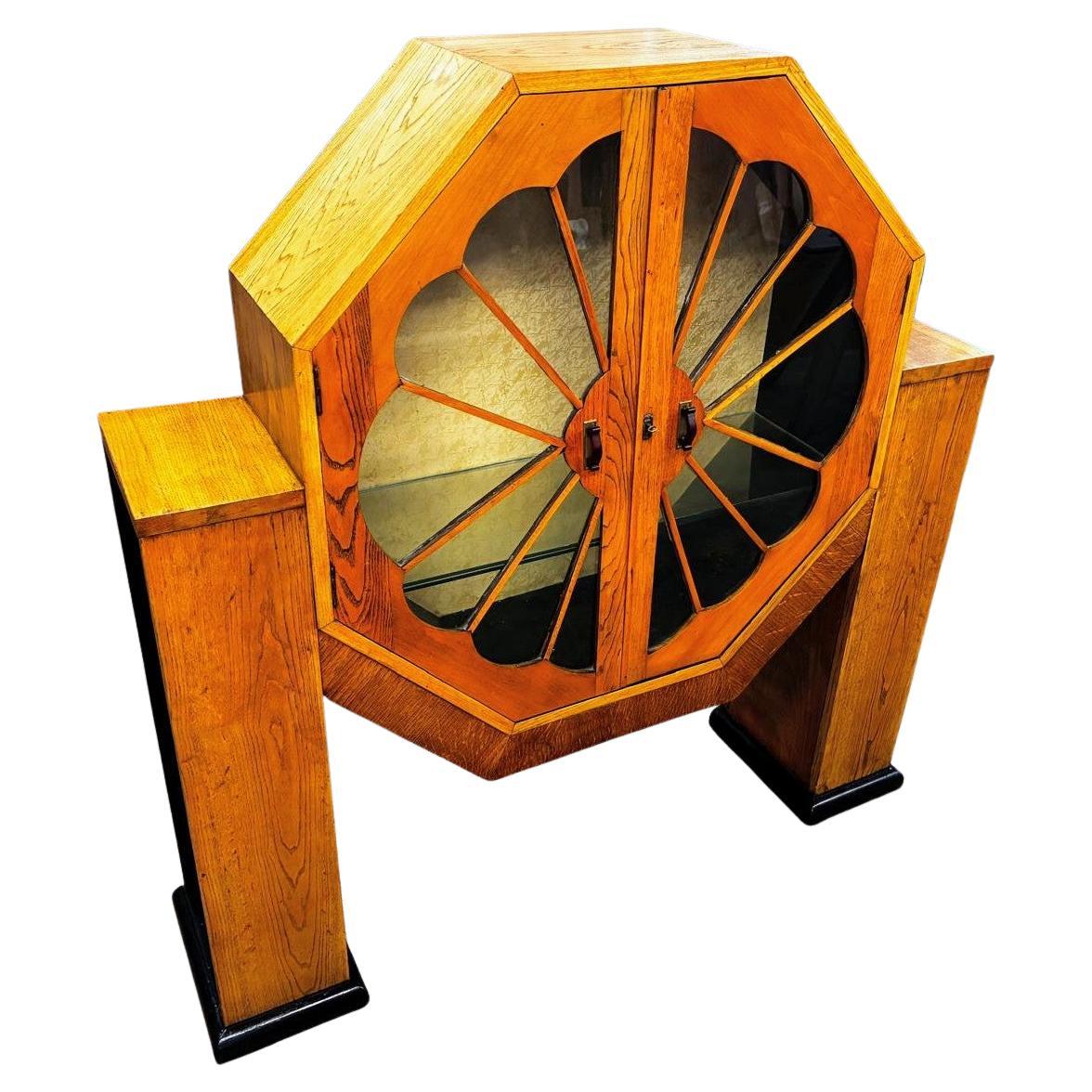 Il s'agit d'une fabuleuse opportunité d'acquérir une vitrine Art Deco au design véritablement rare, celle-ci étant l'un des meilleurs exemples en noyer figuré. Si vous souhaitez créer un point de mire ou un facteur d'attraction dans une pièce, c'est