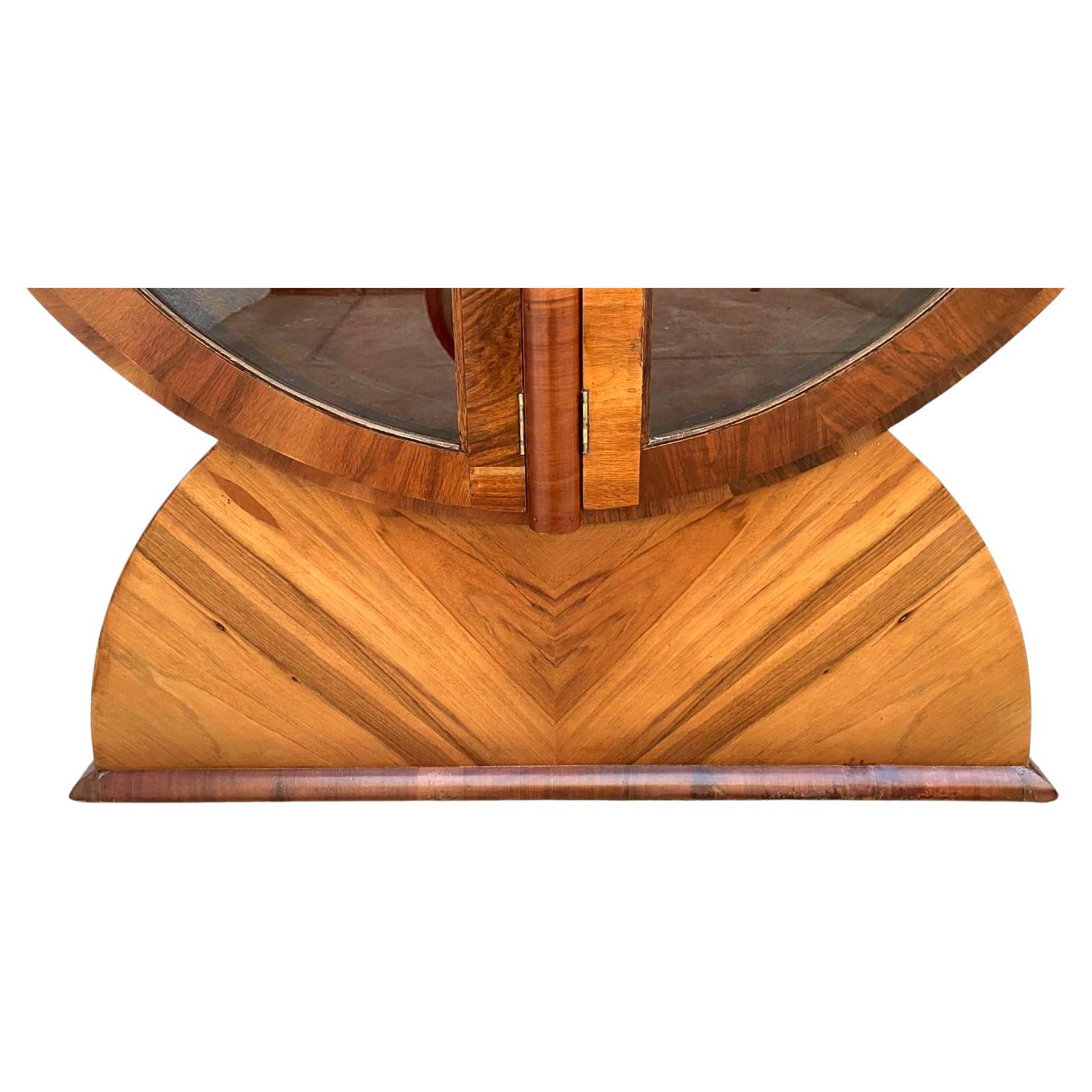 Inglese Spettacolare vetrinetta in noce Art Déco, inglese, 1930 ca. in vendita