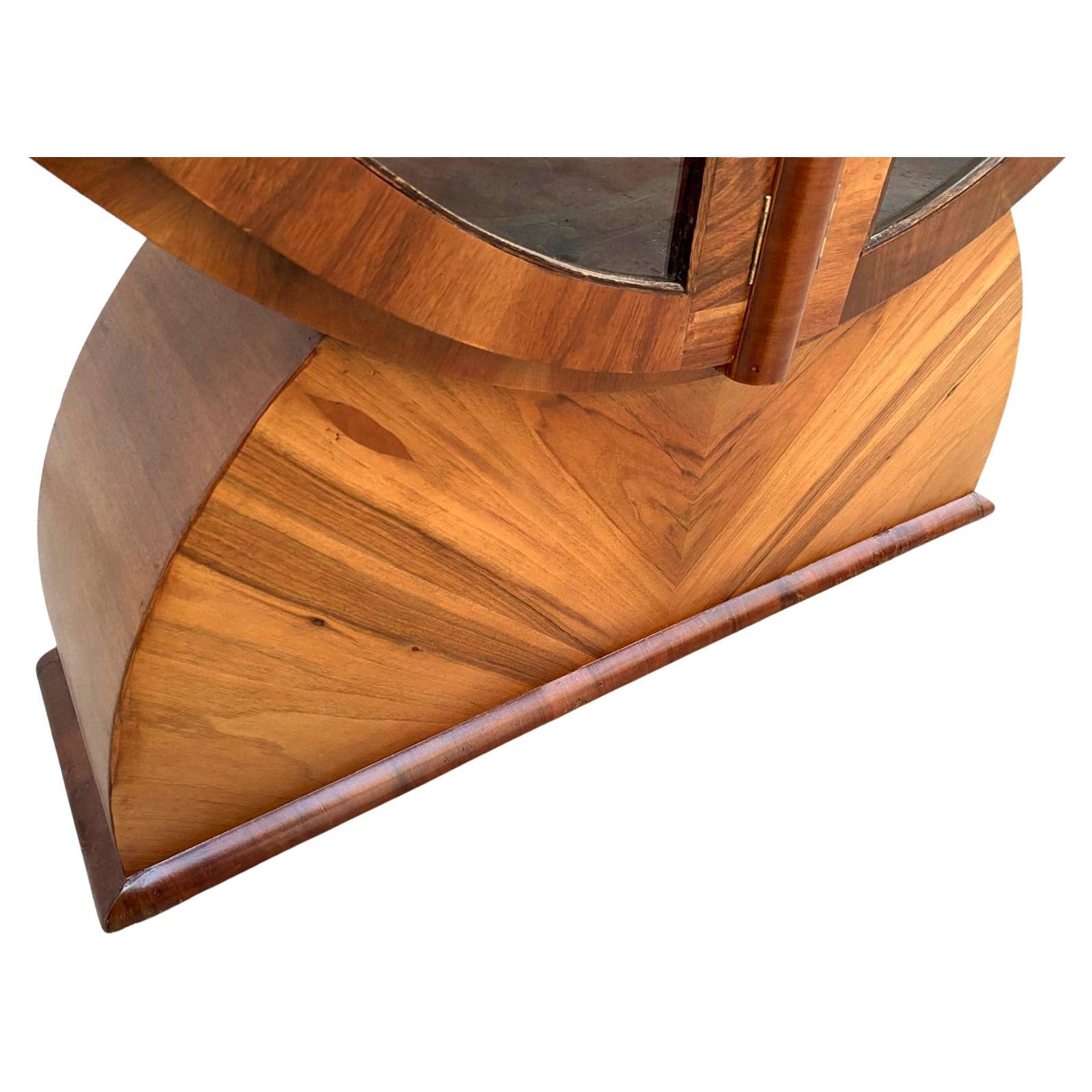 Spettacolare vetrinetta in noce Art Déco, inglese, 1930 ca. In condizioni buone in vendita a Devon, England