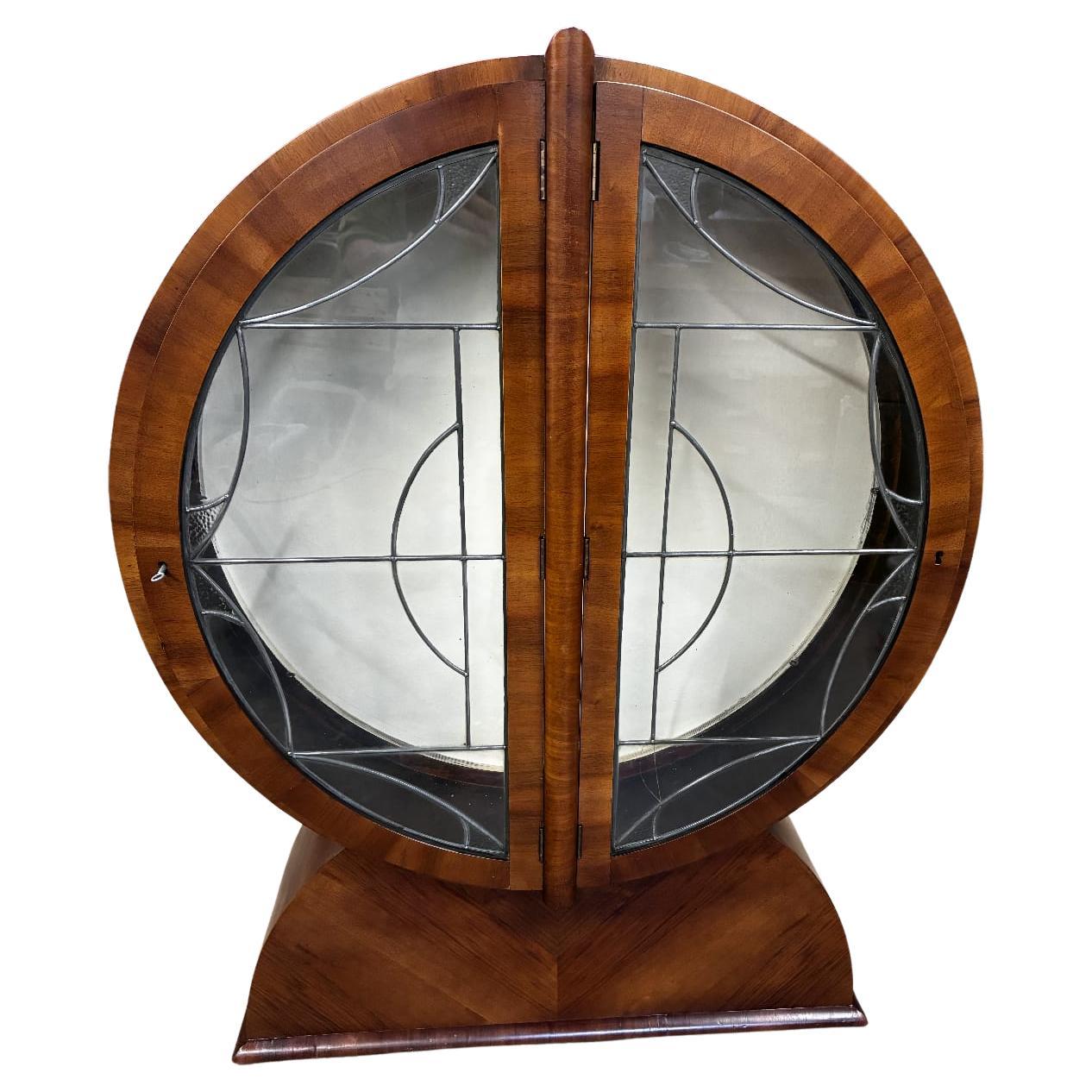 Spektakulärer Art-Déco-Vitrinenschrank aus Nussbaumholz im Art déco-Stil, englisch, um 1930 im Zustand „Gut“ im Angebot in Devon, England