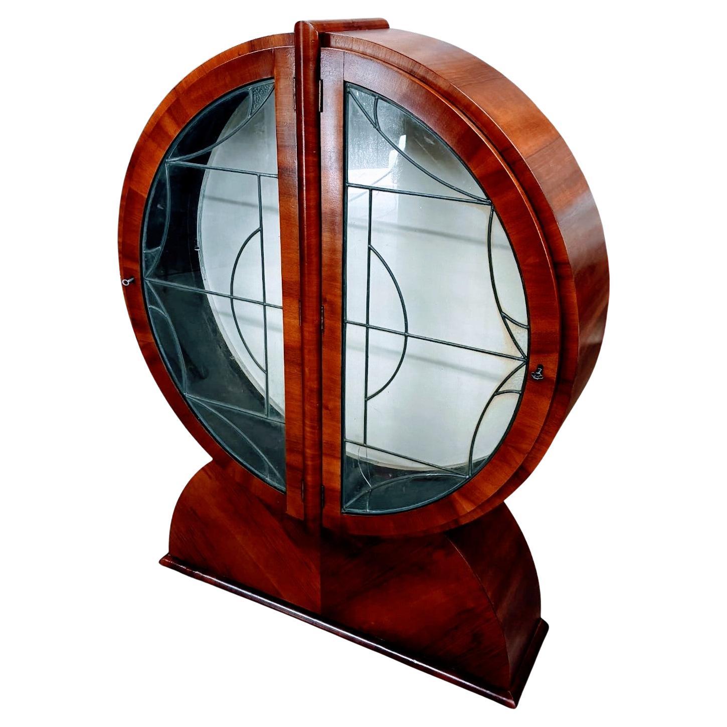 Spektakulärer Art-Déco-Vitrinenschrank aus Nussbaumholz im Art déco-Stil, englisch, um 1930 (20. Jahrhundert) im Angebot