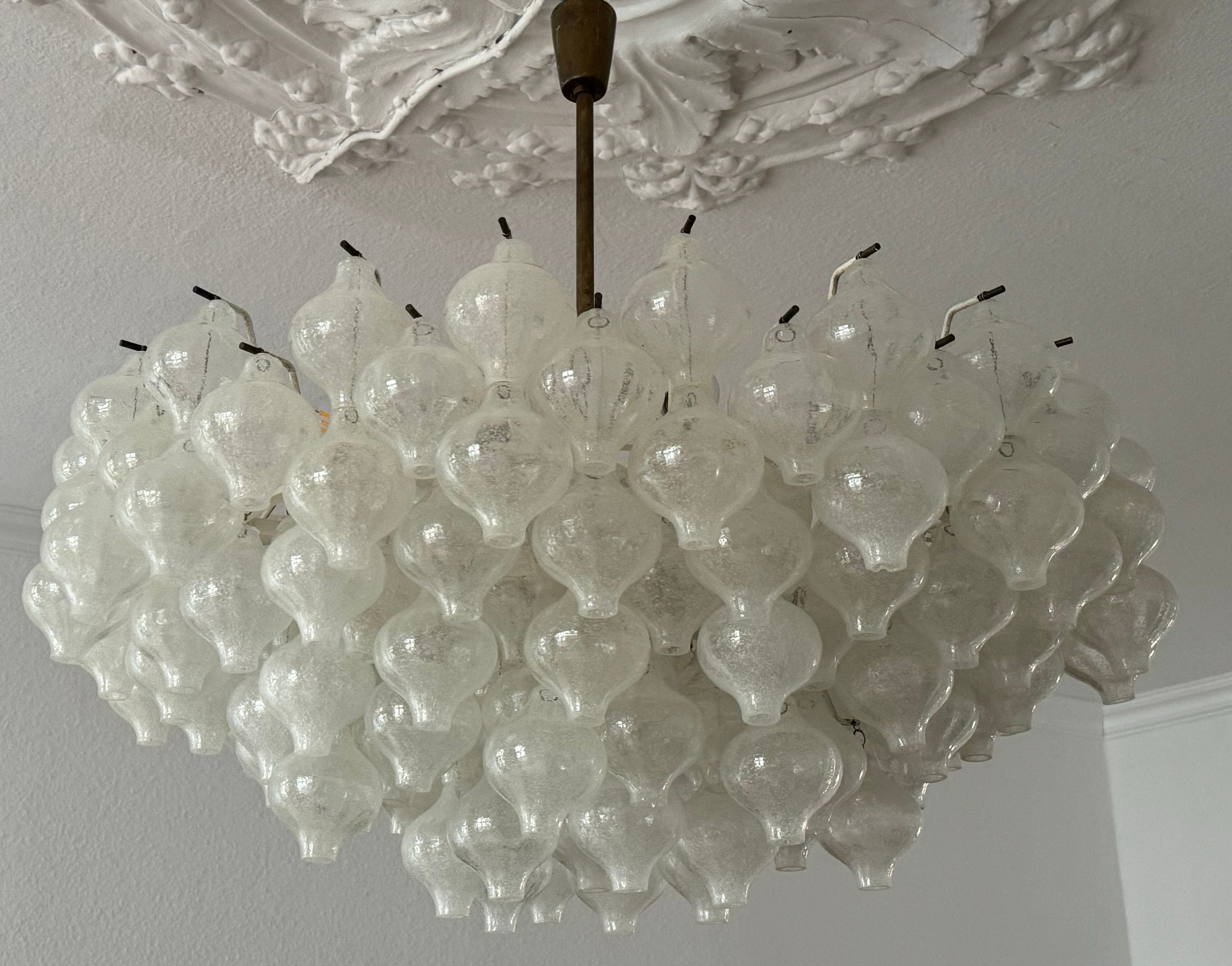 Uno spettacolare e originale lampadario Kalmar 