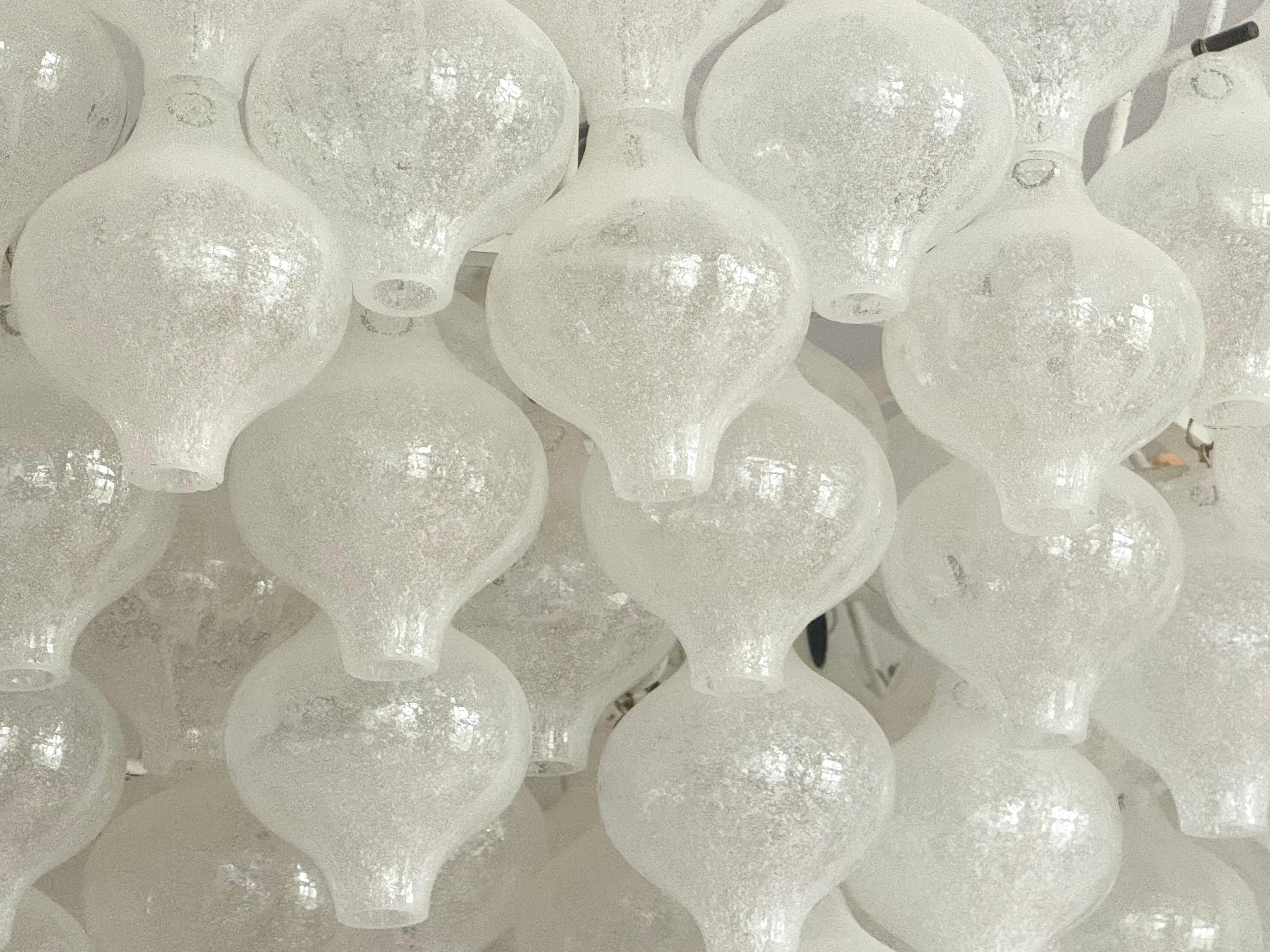 Metà XX secolo Spettacolare lampadario austriaco in vetro di Murano 